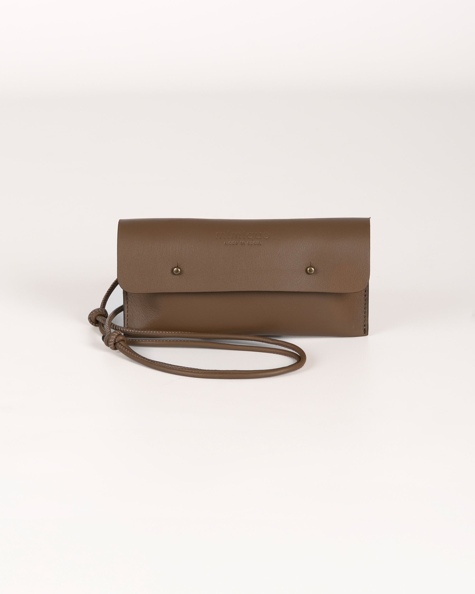 Funda móvil para colgar de piel topo marrón Mimique made in Spain