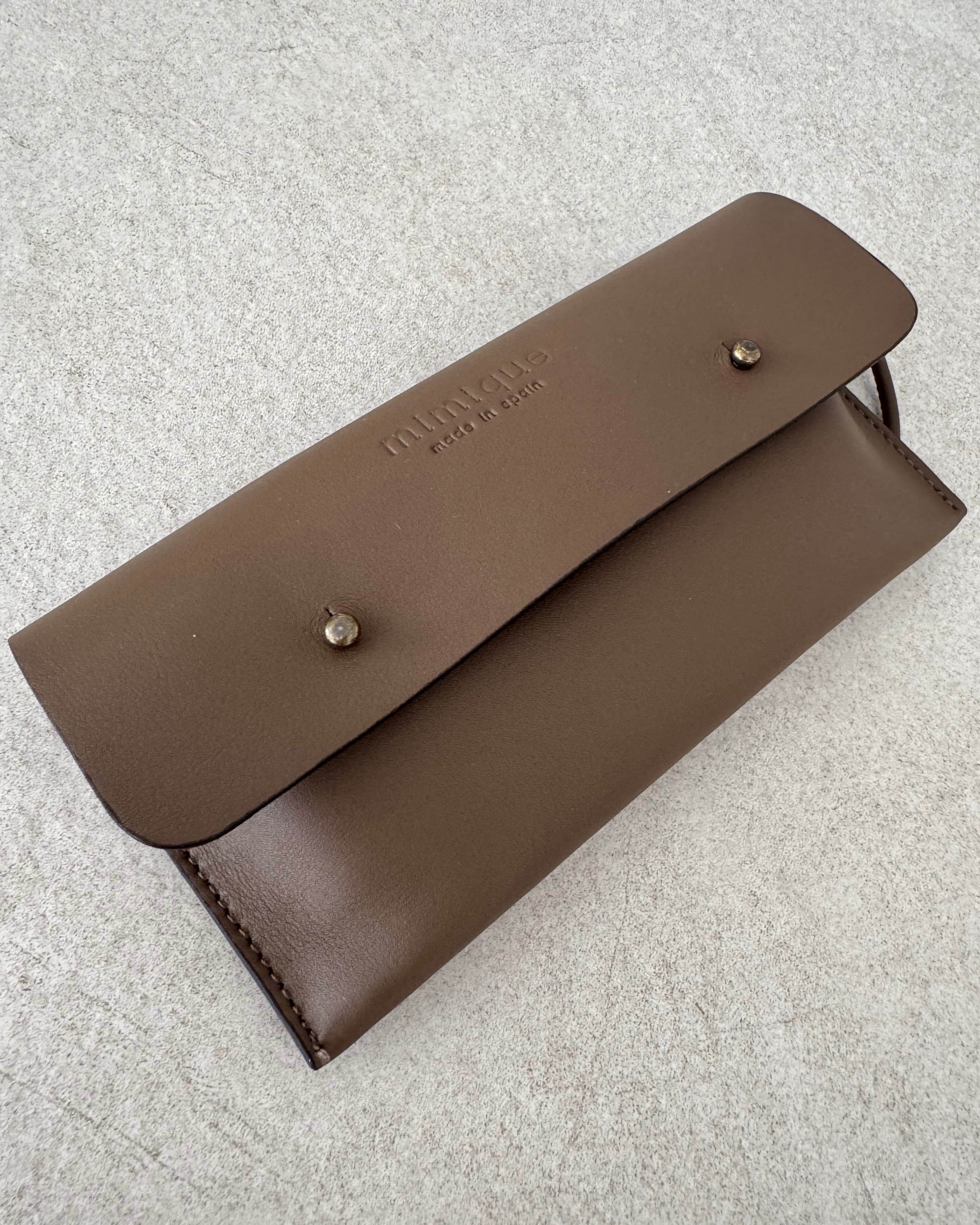 Funda móvil para colgar de piel topo marrón Mimique made in Spain