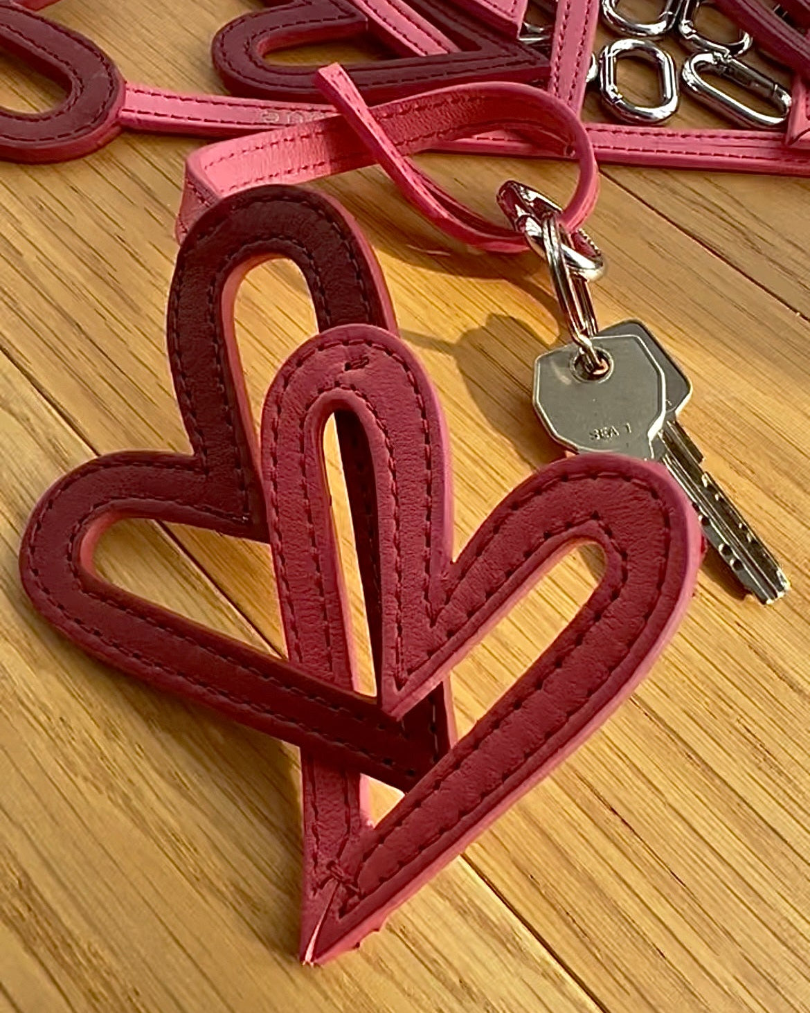 Llavero corazones de piel solidario