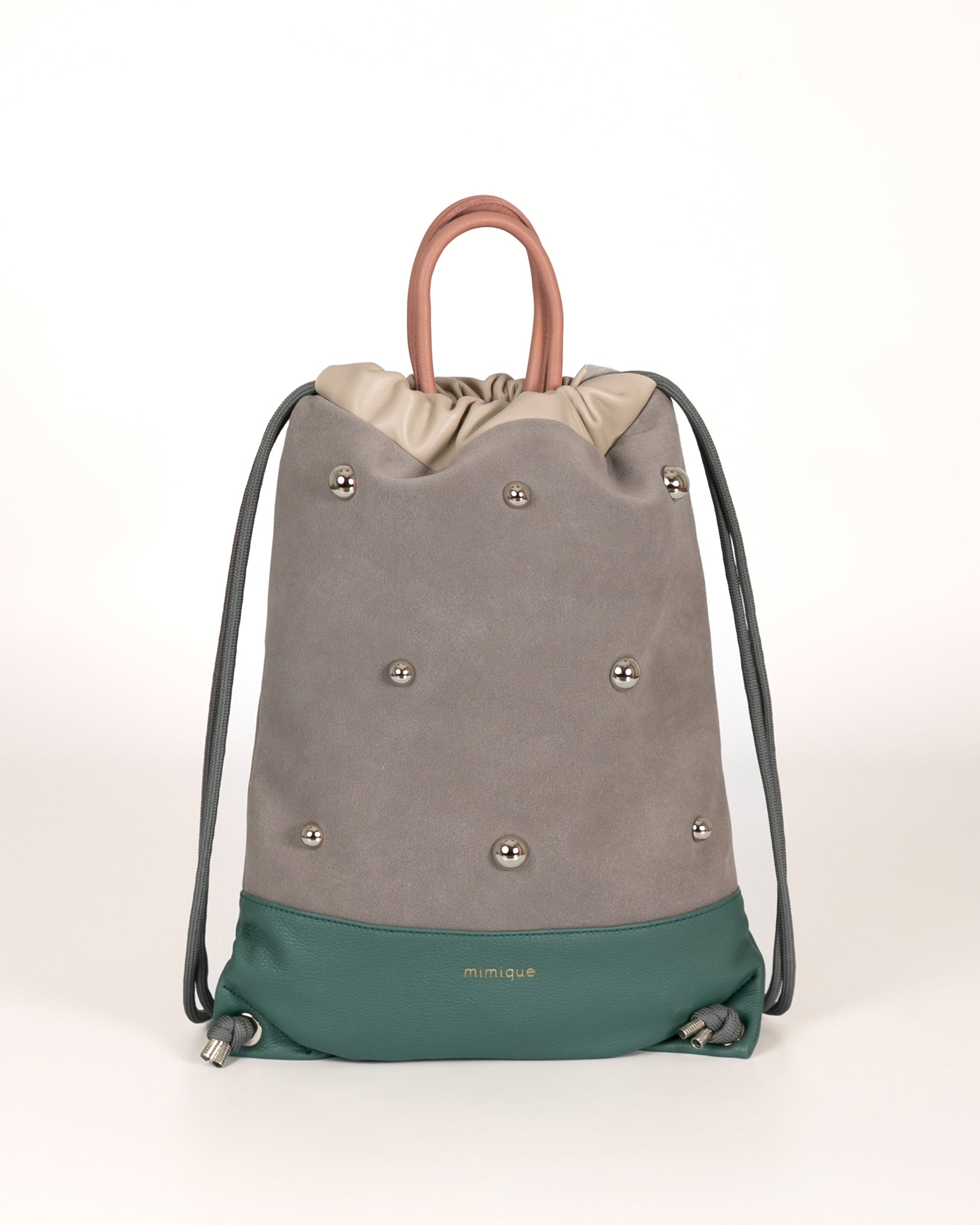 Mochila piel y serraje tachuelas media bola Mimique color gris. Hecho en España