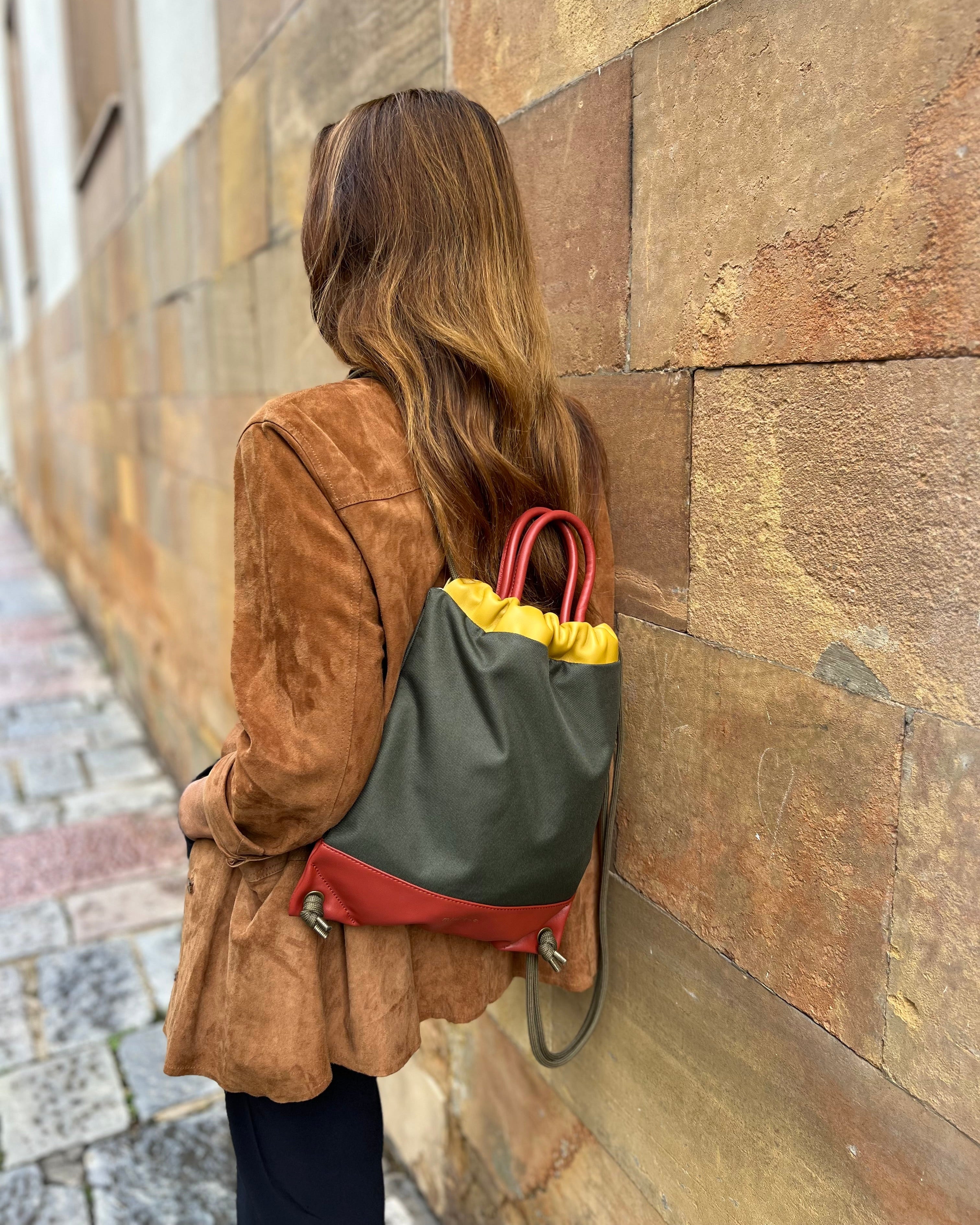Mochila impermeable para mujer ligera Atalaya de Mimique. Color verde caqui. Hecha en España