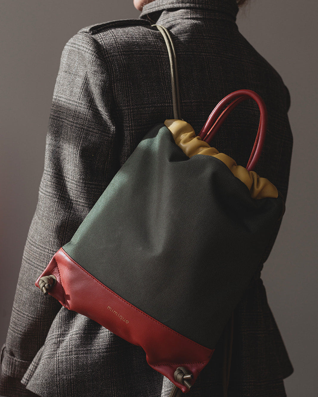 Mochila impermeable para mujer ligera Atalaya de Mimique. Color verde caqui. Hecha en España