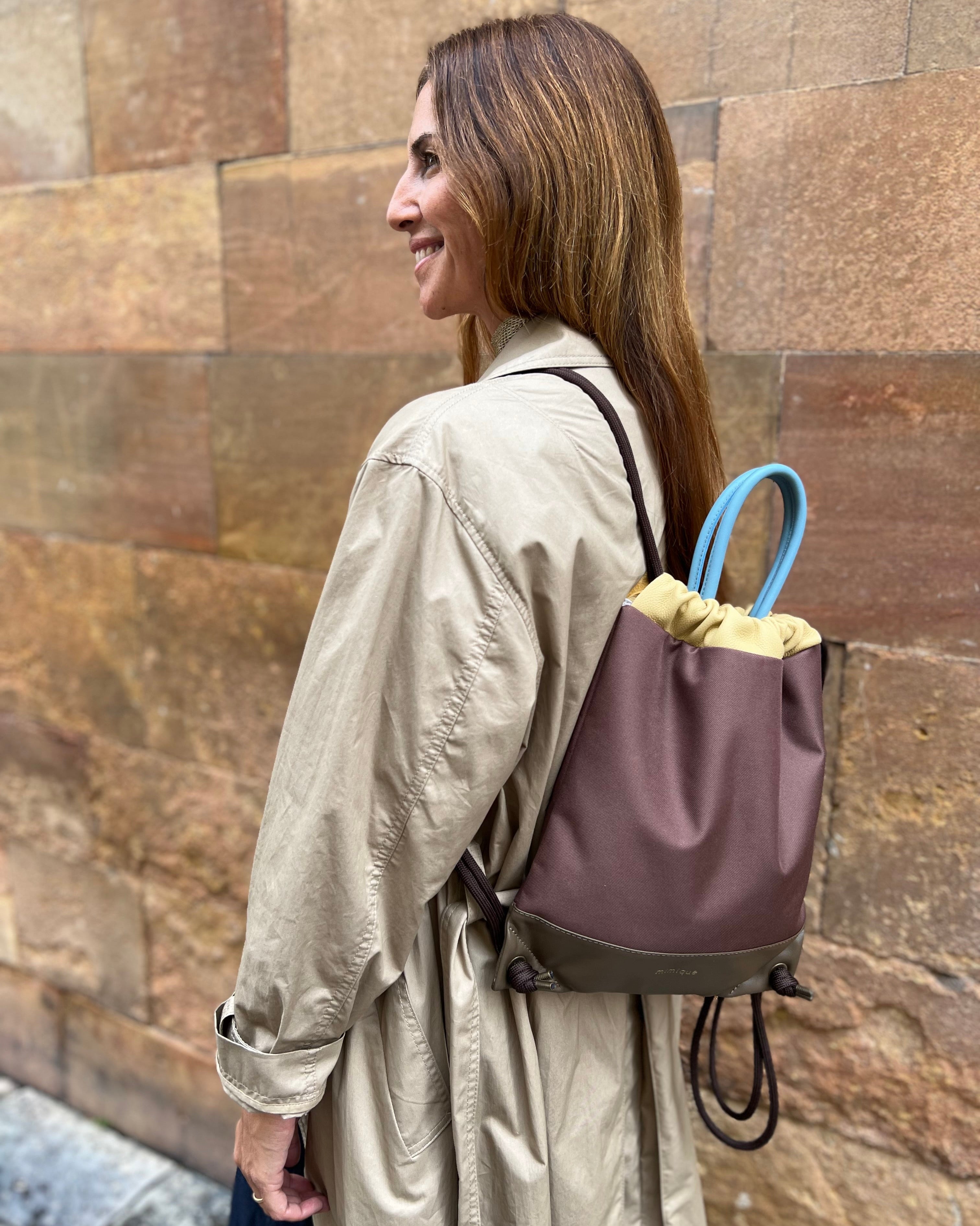 Mochila ligera para mujer en loneta impermeable Atalaya de Mimique. Color marrón chocolate
