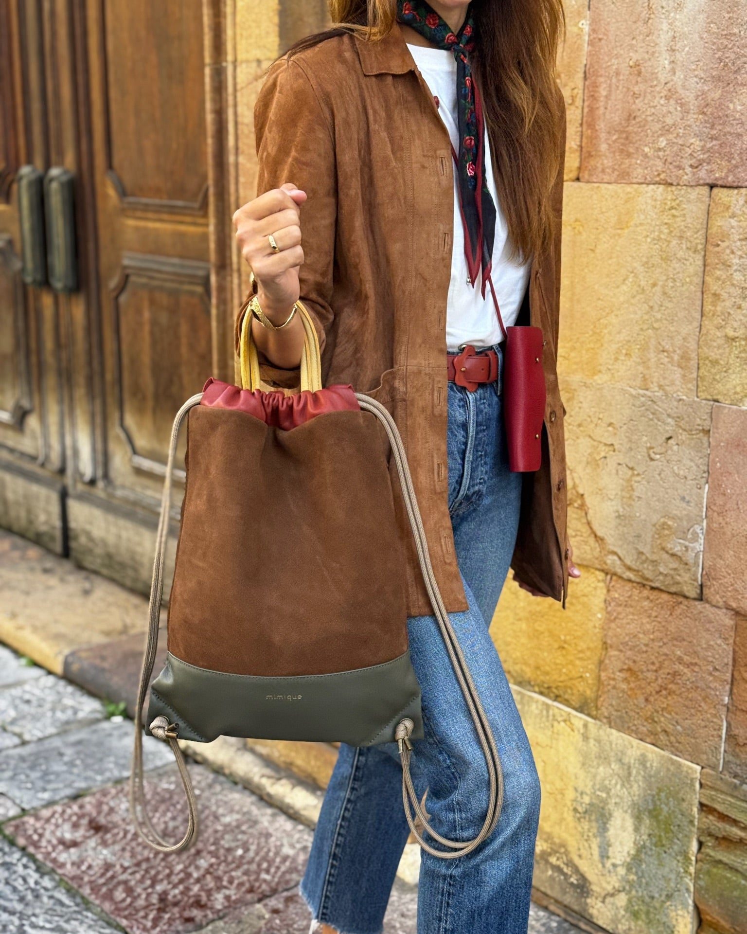 Mochila de mujer de piel y ante Arra Mimique. Marrón. Calidad made in spain