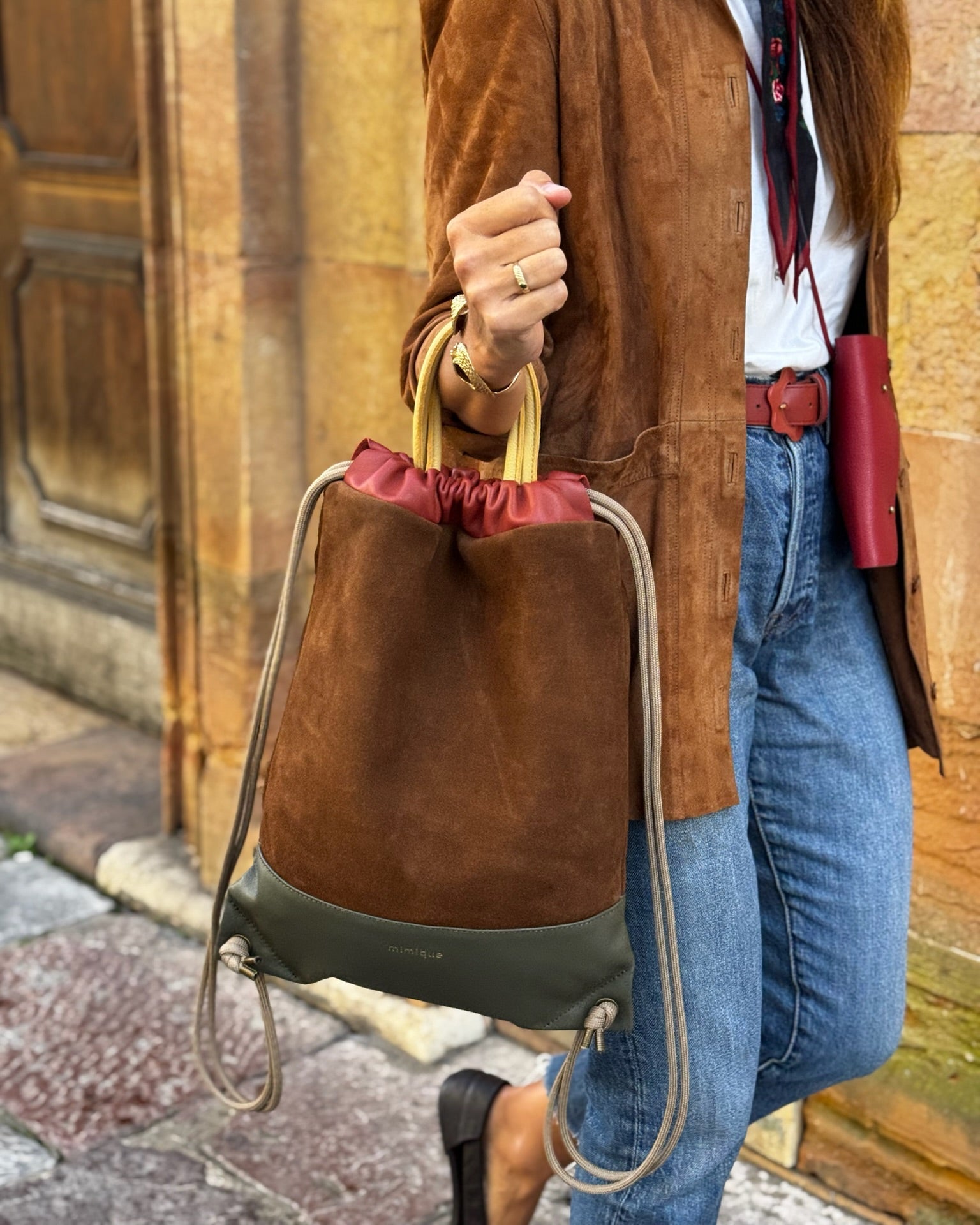 Mochila de mujer de piel y ante Arra Mimique. Marrón. Calidad made in spain