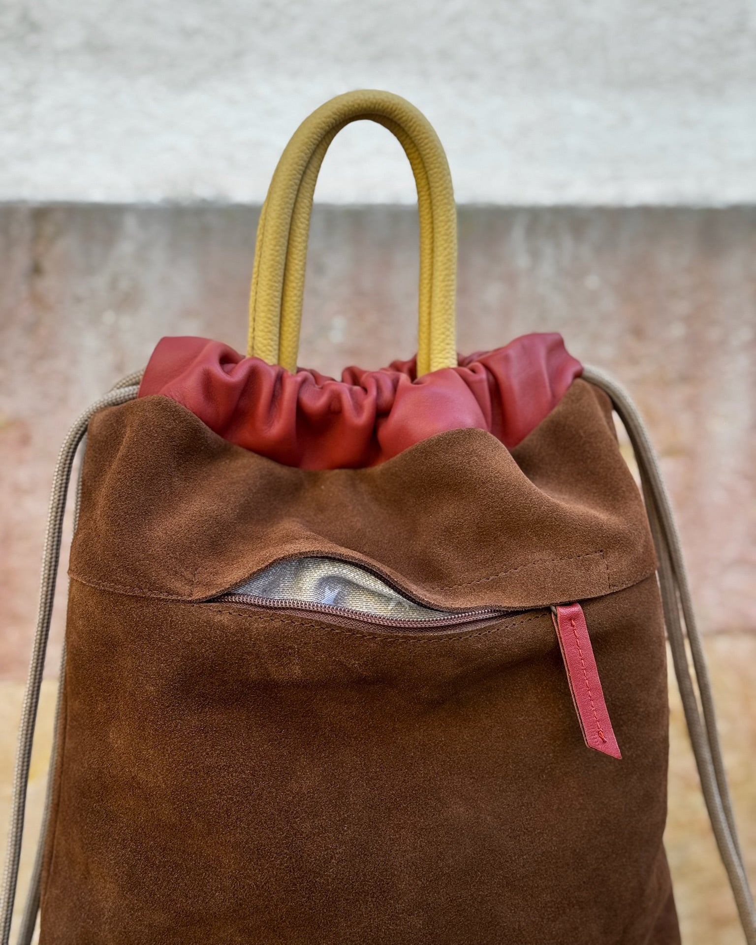 Mochila de mujer de piel y ante Arra Mimique. Marrón. Calidad made in spain