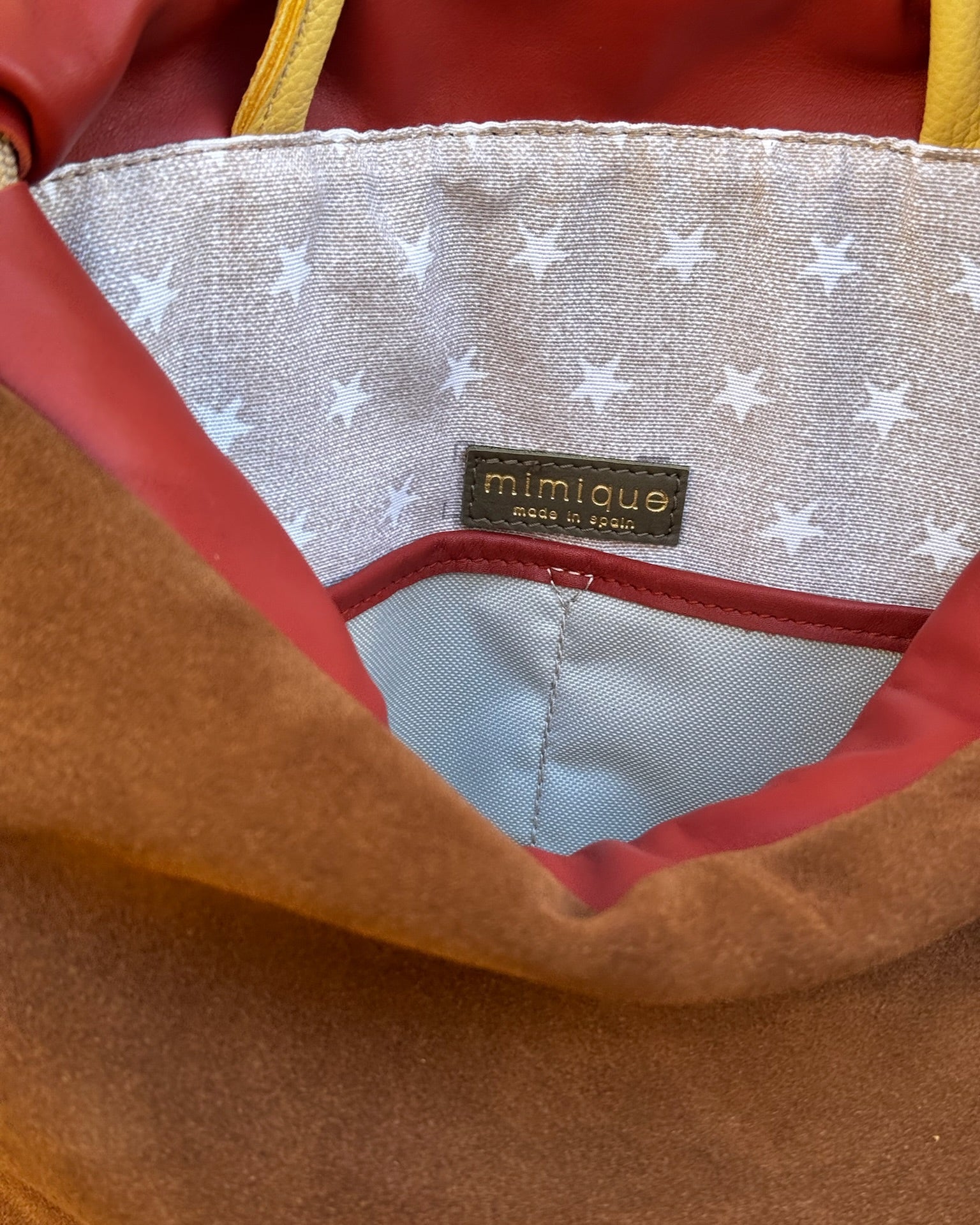 Mochila de mujer de piel y ante Arra Mimique. Marrón. Calidad made in spain