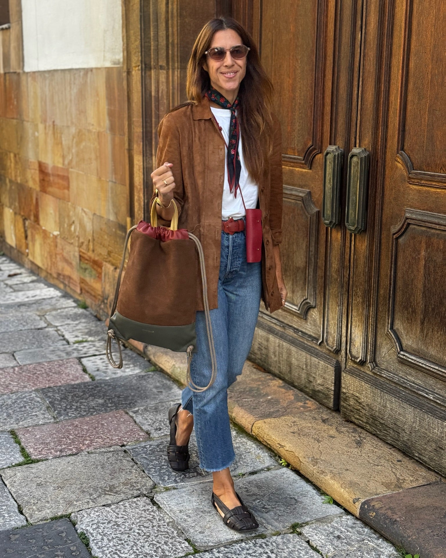 Mochila de mujer de piel y ante Arra Mimique. Marrón. Calidad made in spain