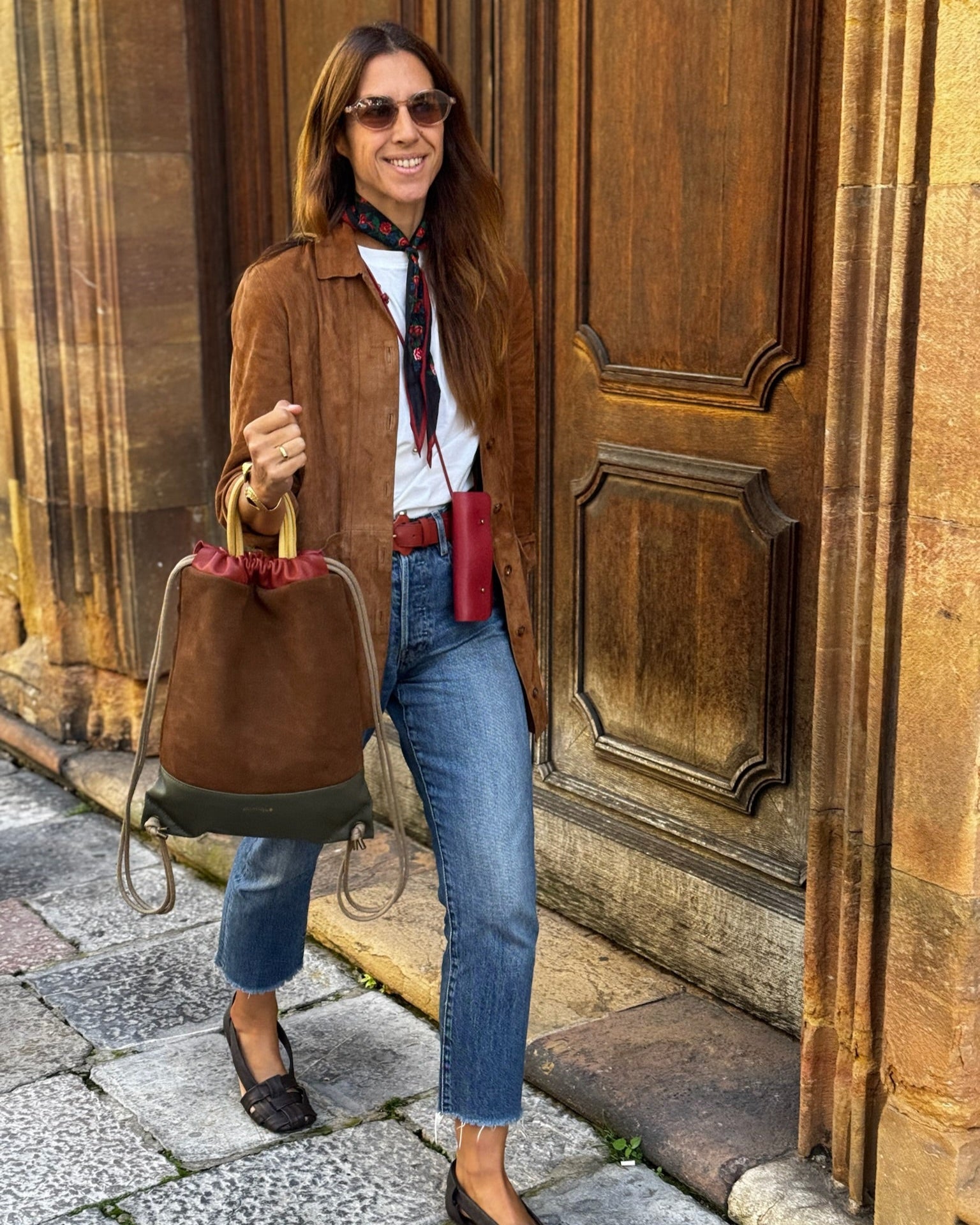 Mochila de mujer de piel y ante Arra Mimique. Marrón. Calidad made in spain