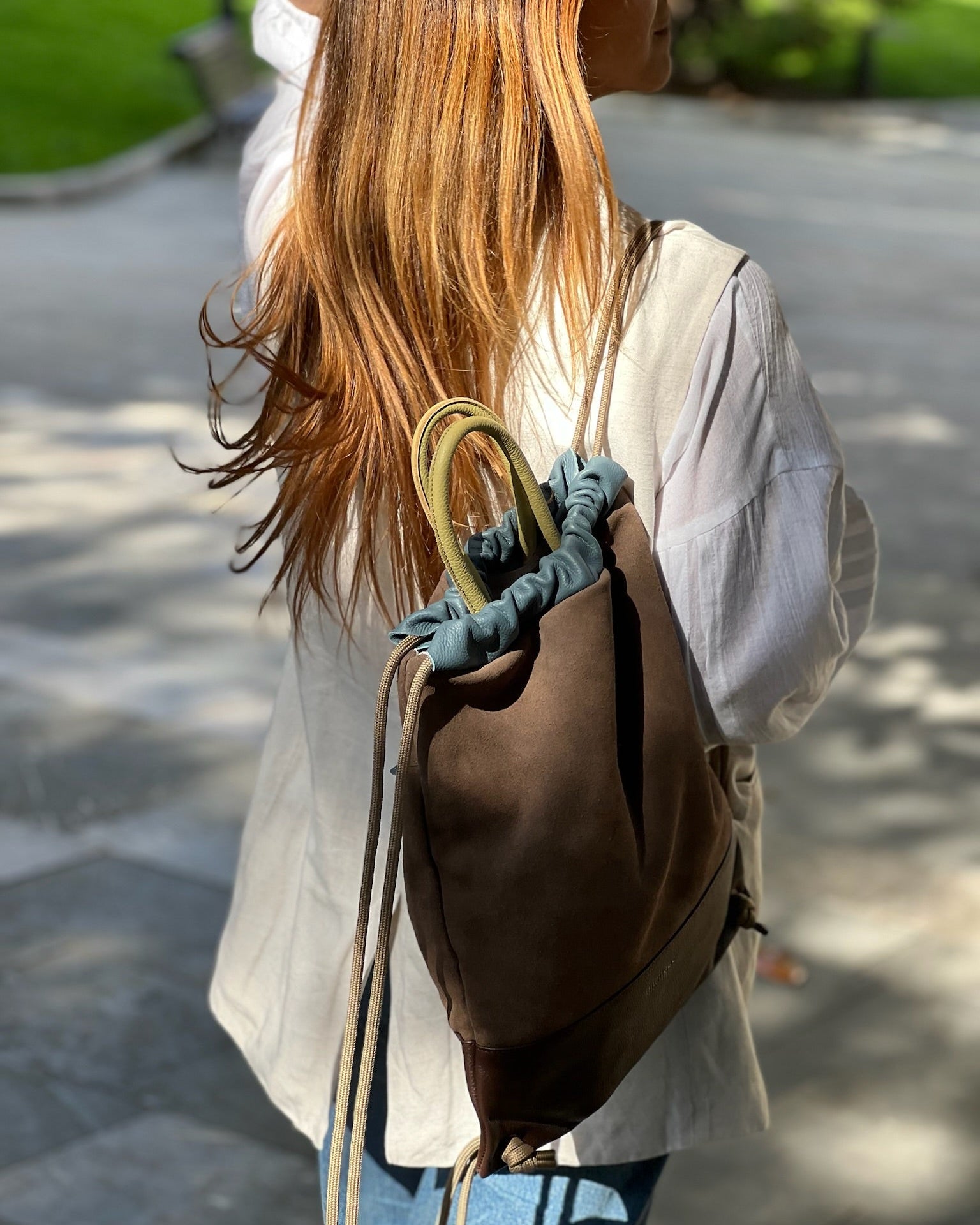 Mochila para mujer de gran calidad Arra de Mimique. Hecha en España de piel topo y chocolate