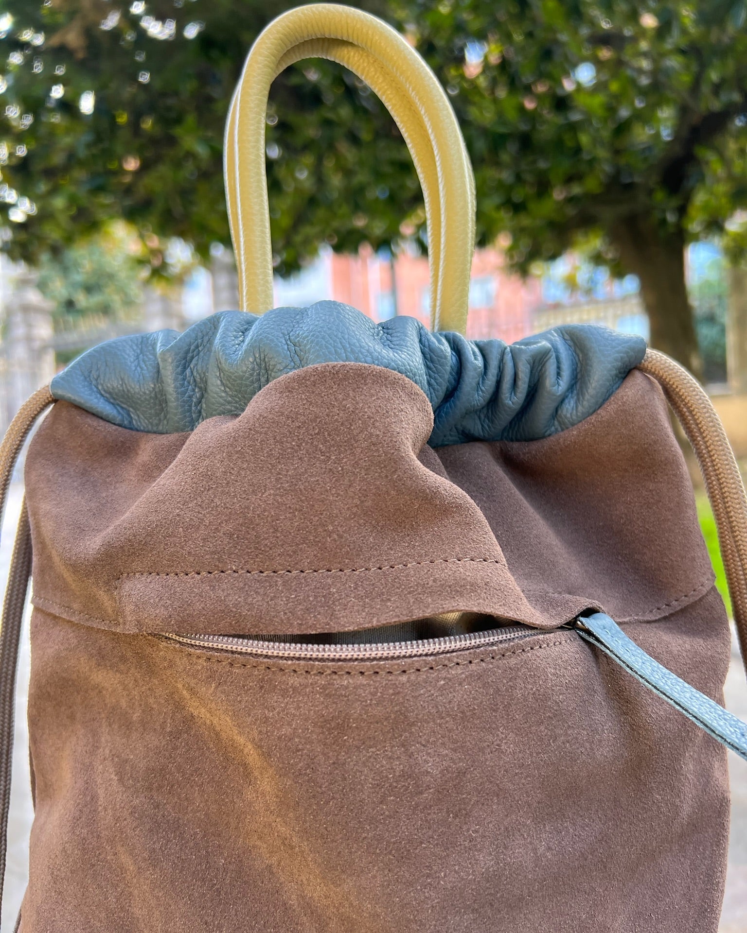 Mochila para mujer de gran calidad Arra de Mimique. Hecha en España de piel topo y chocolate
