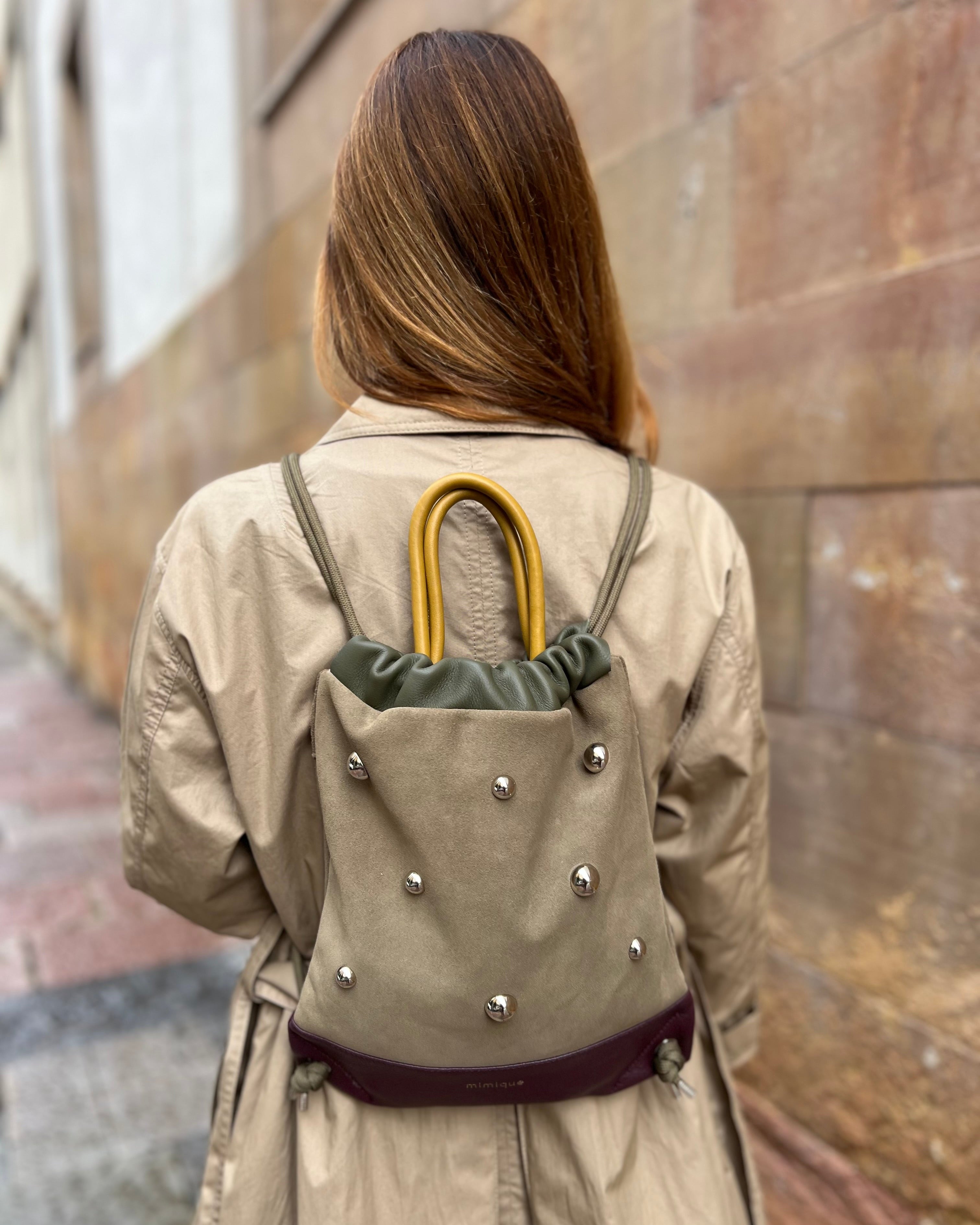 Mochila bolso Tachuelas mini Mimique en piel de gran calidad y serraje caqui. Made in Spain