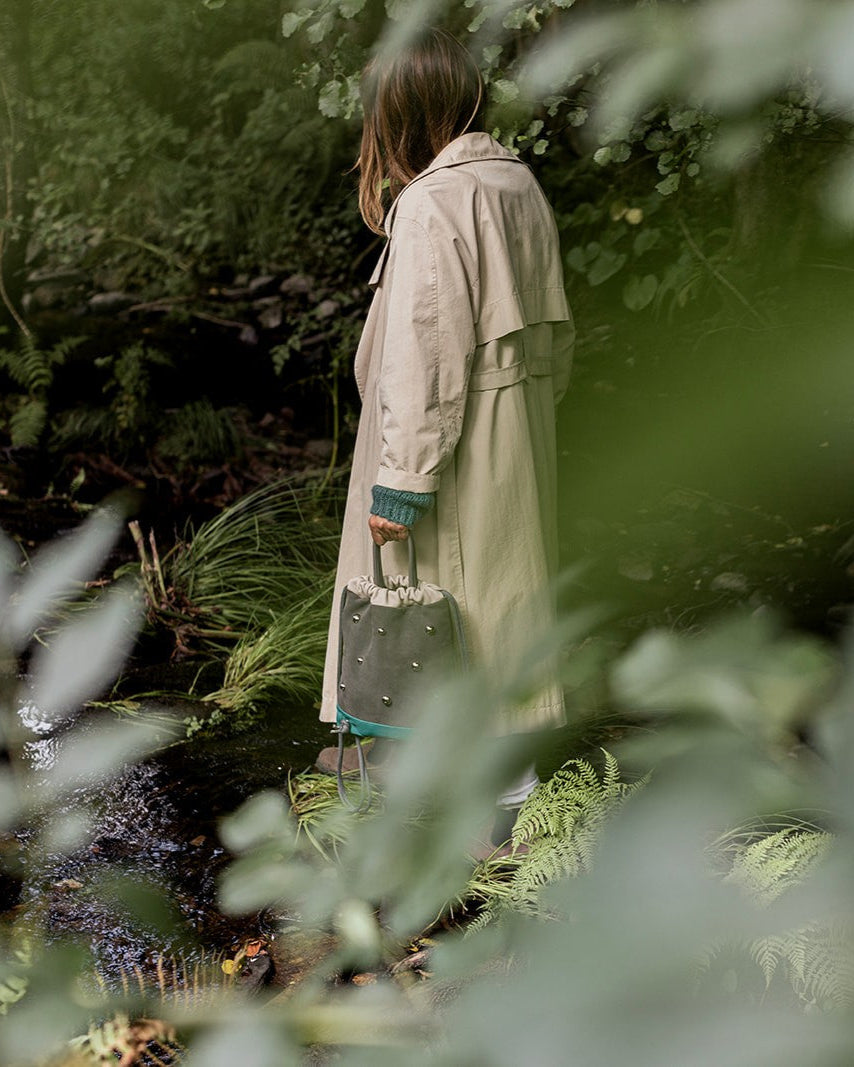 Bolso mochila piel para mujer de mimique tachuelas mini. Color gris. Made in Spain