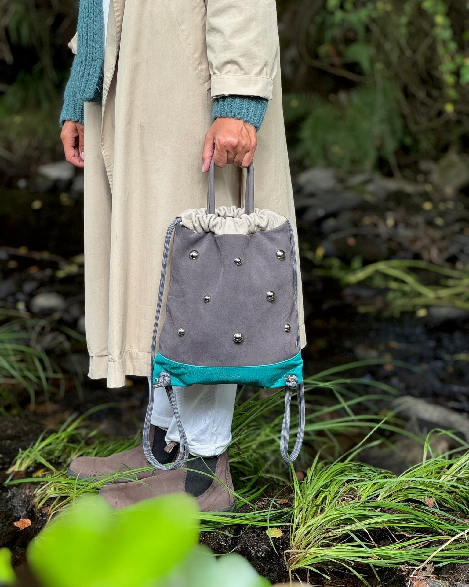 Bolso mochila piel para mujer de mimique tachuelas mini. Color gris. Made in Spain