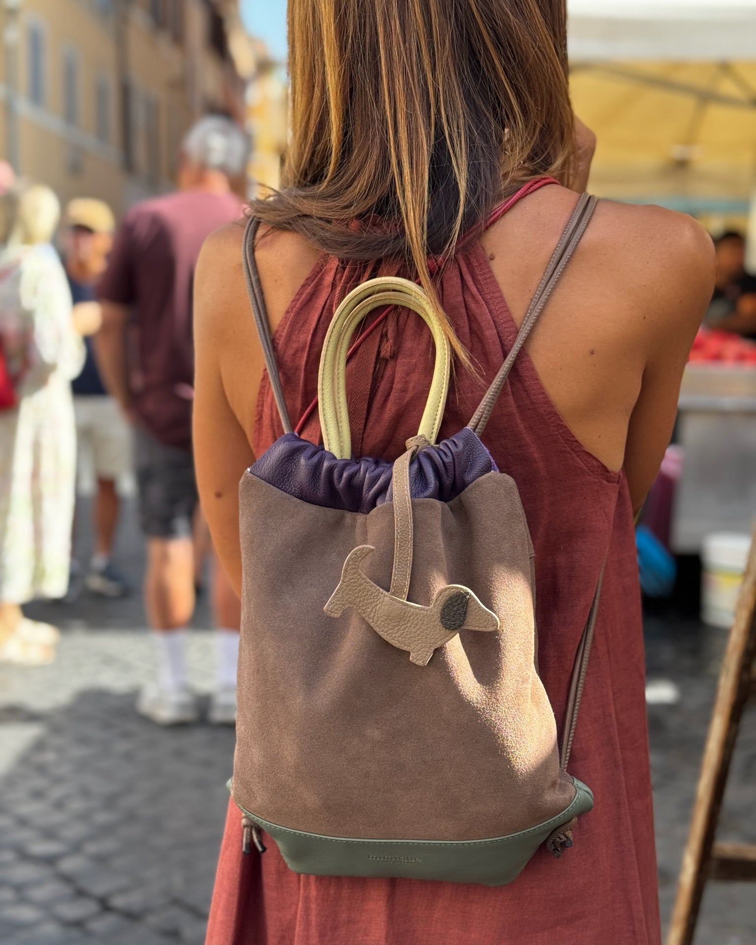 Mochila bolso de piel y ante Torimbia Zero de Mimique. Hecha a mano en España. Color topo