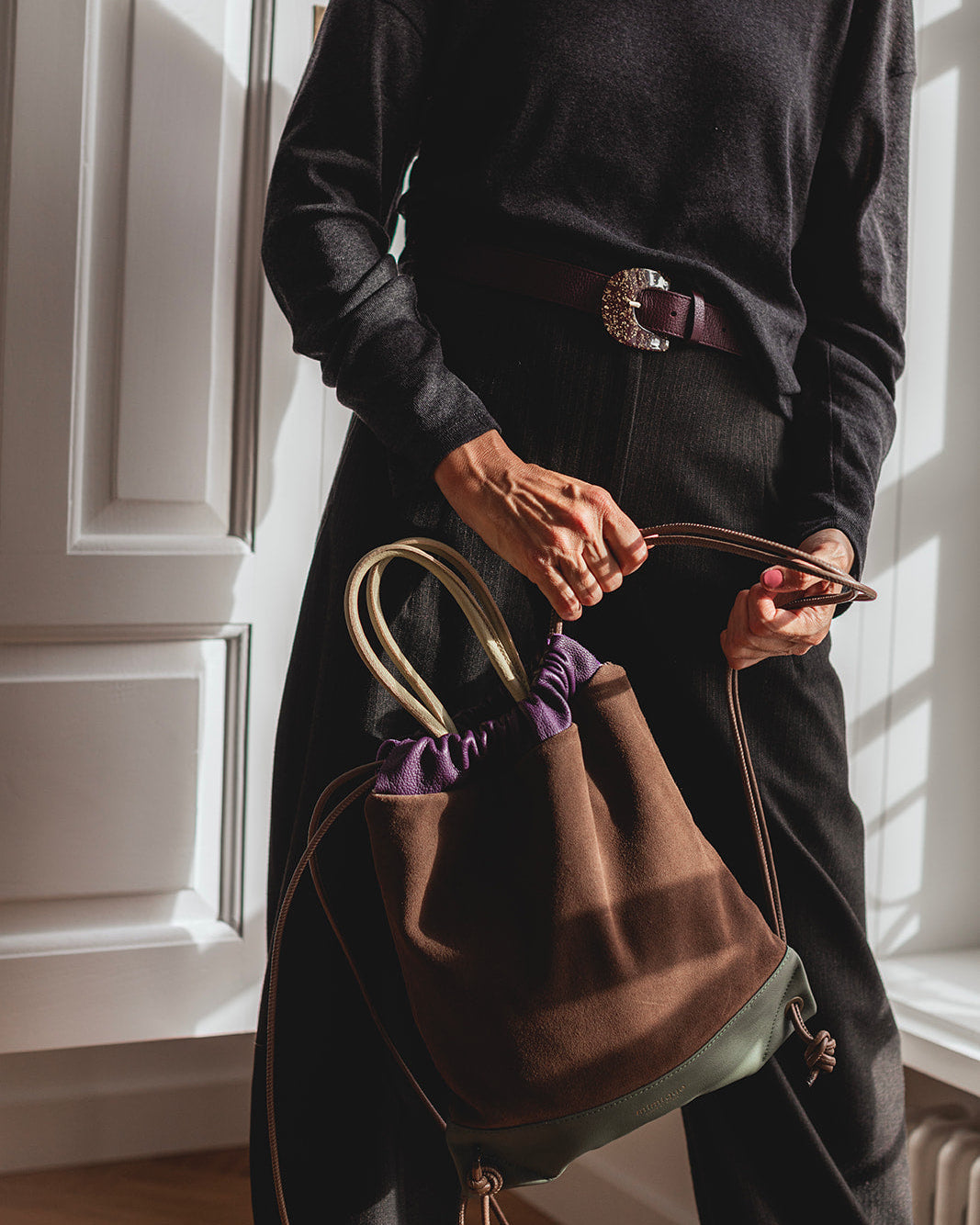 Mochila bolso de piel y ante Torimbia Zero de Mimique. Hecha a mano en España. Color topo