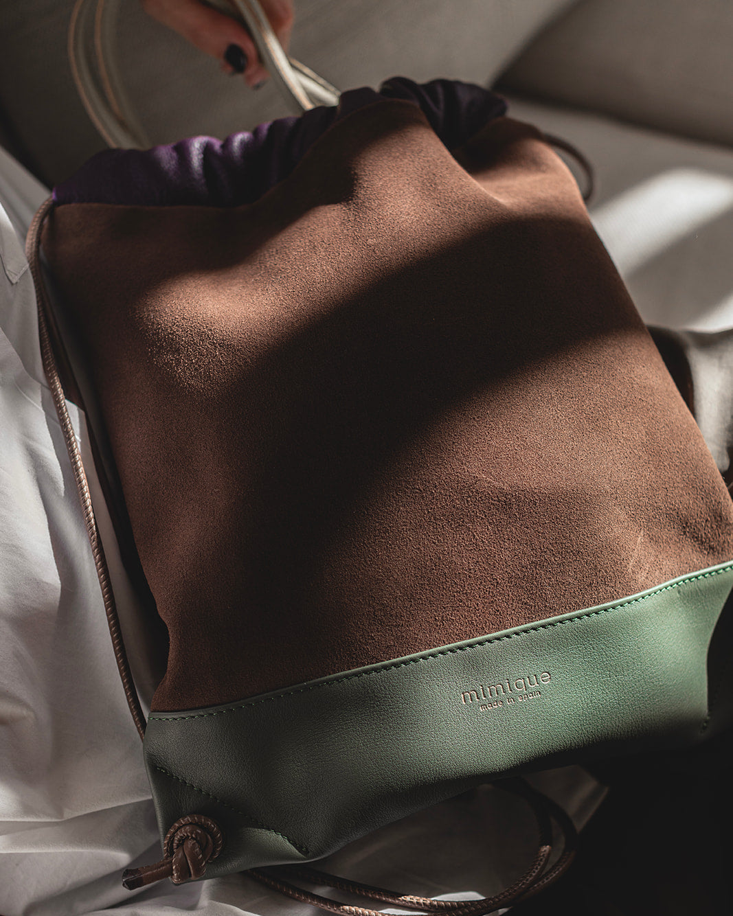 Mochila bolso de piel y ante Torimbia Zero de Mimique. Hecha a mano en España. Color topo