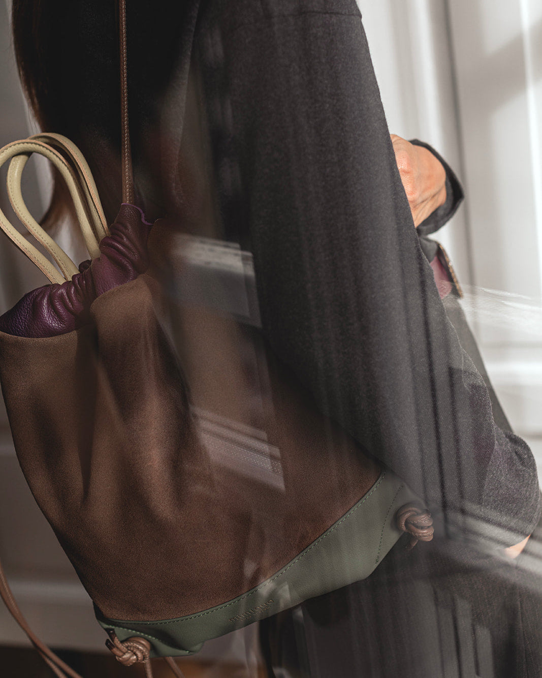 Mochila bolso de piel y ante Torimbia Zero de Mimique. Hecha a mano en España. Color topo