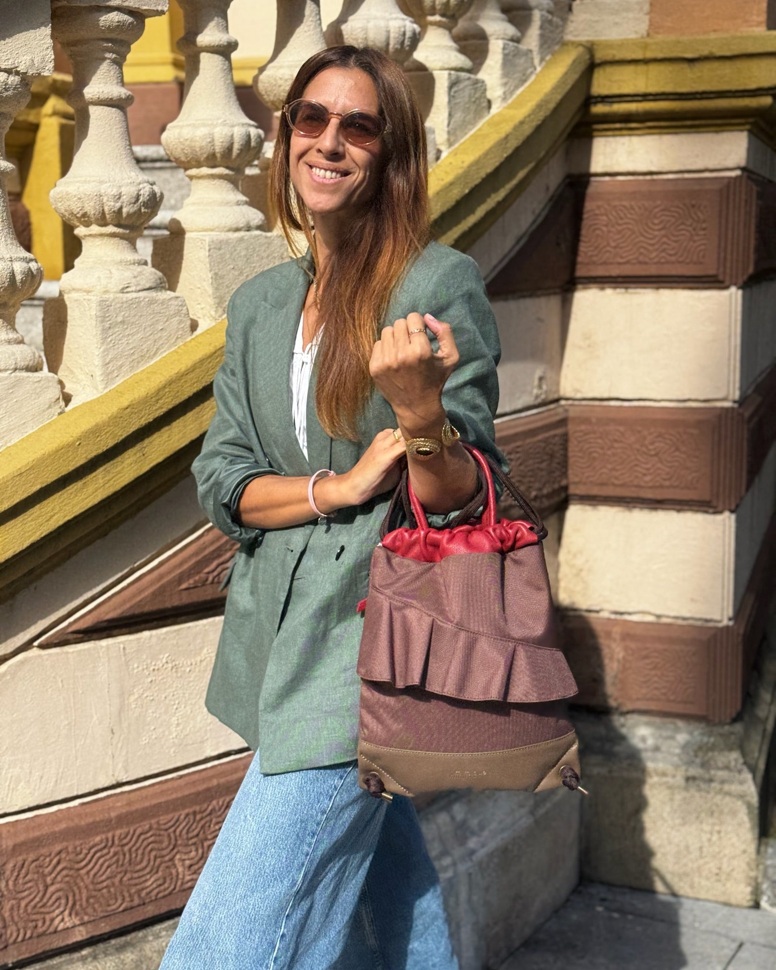 Mochila bolso Zahora mini de Mimique. Ligera, de gran calidad, con volante marrón chocolate