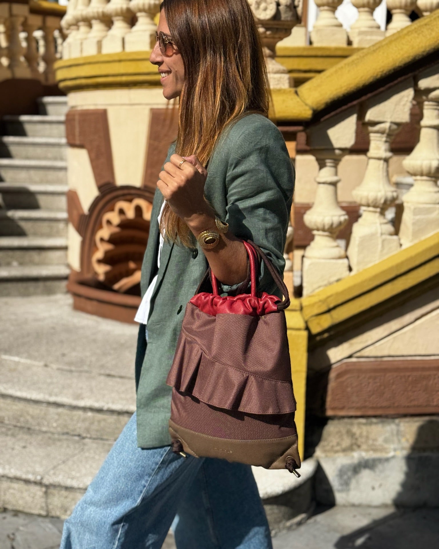 Mochila bolso Zahora mini de Mimique. Ligera, de gran calidad, con volante marrón chocolate