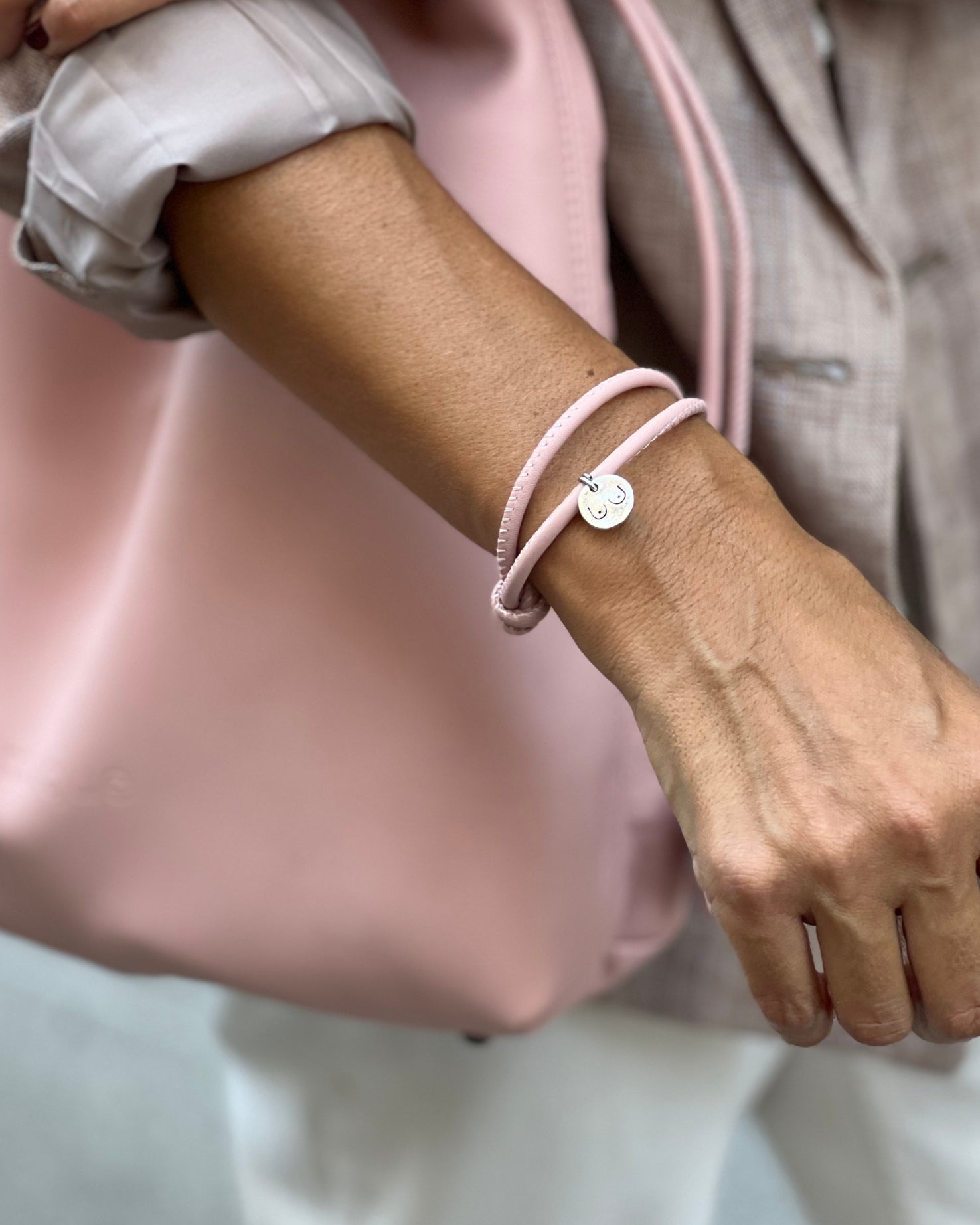 Pulsera solidaria de piel con medalla maquillaje