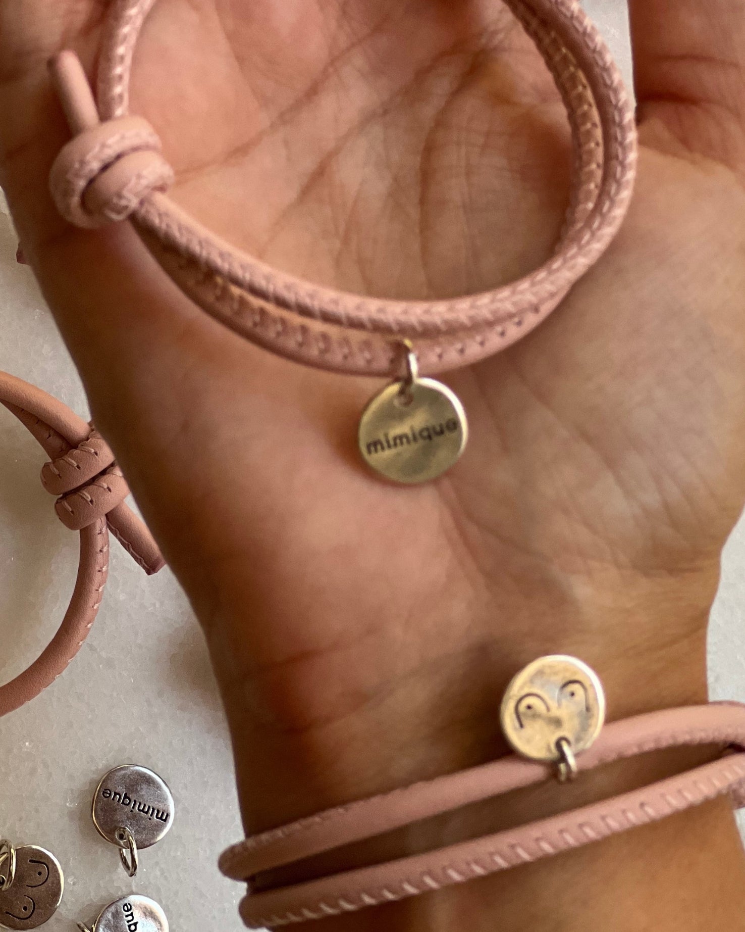 Pulsera solidaria de piel con medalla maquillaje
