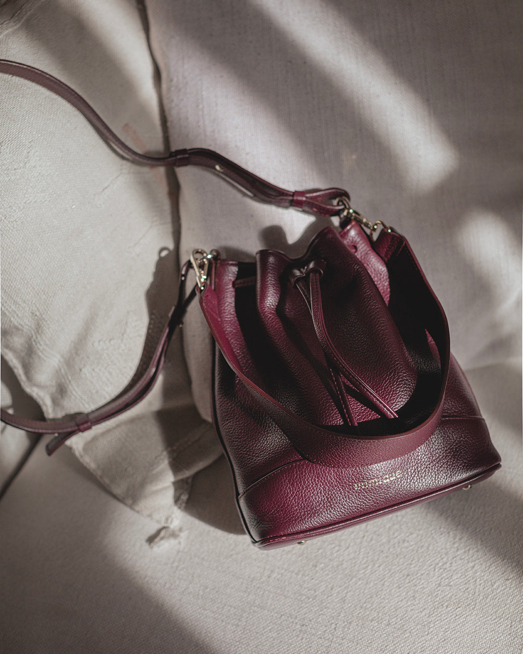 Bombonera de piel para mujer Serín de Mimique. Color Burdeos. Calidad made in Spain