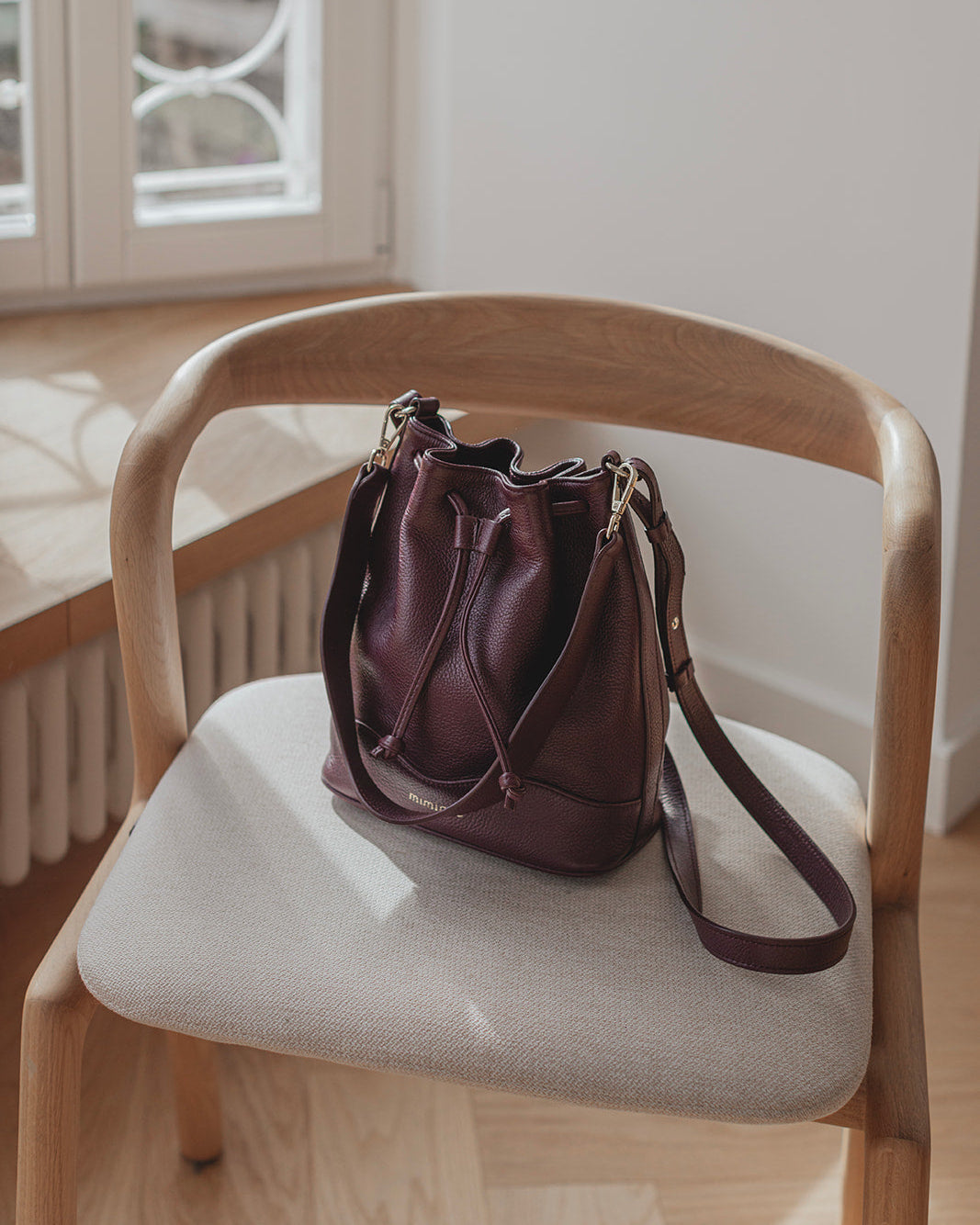 Bombonera de piel para mujer Serín de Mimique. Color Burdeos. Calidad made in Spain