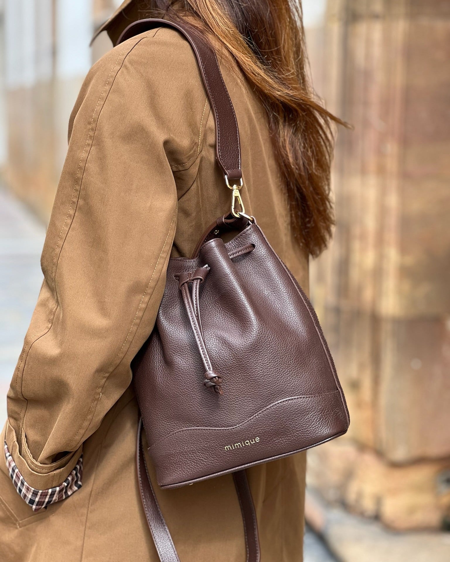 Bolso bombonera de piel para mujer Serín Mimique. Color marrón chocolate. Hecho en España