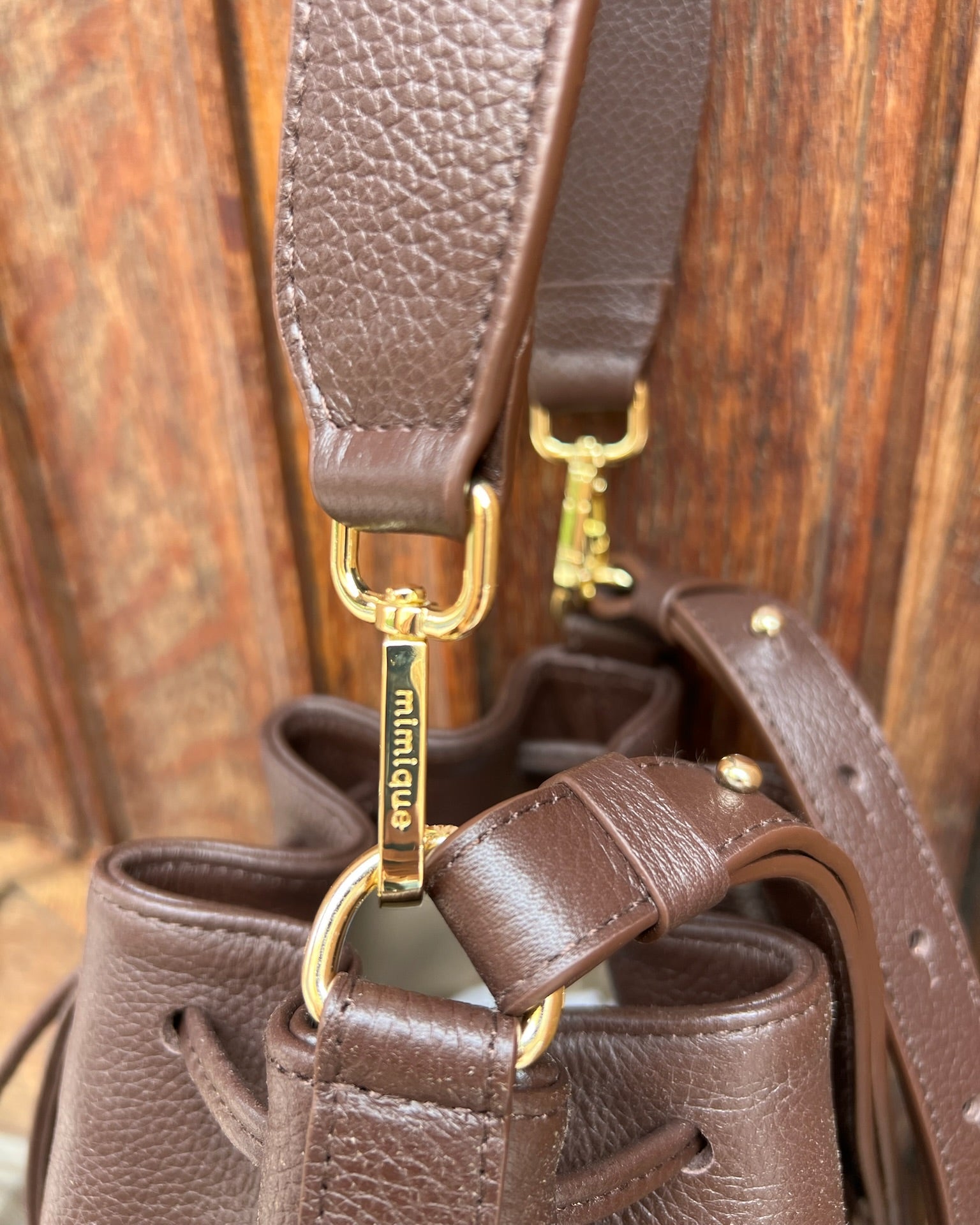 Bolso bombonera de piel para mujer Serín Mimique. Color marrón chocolate. Hecho en España