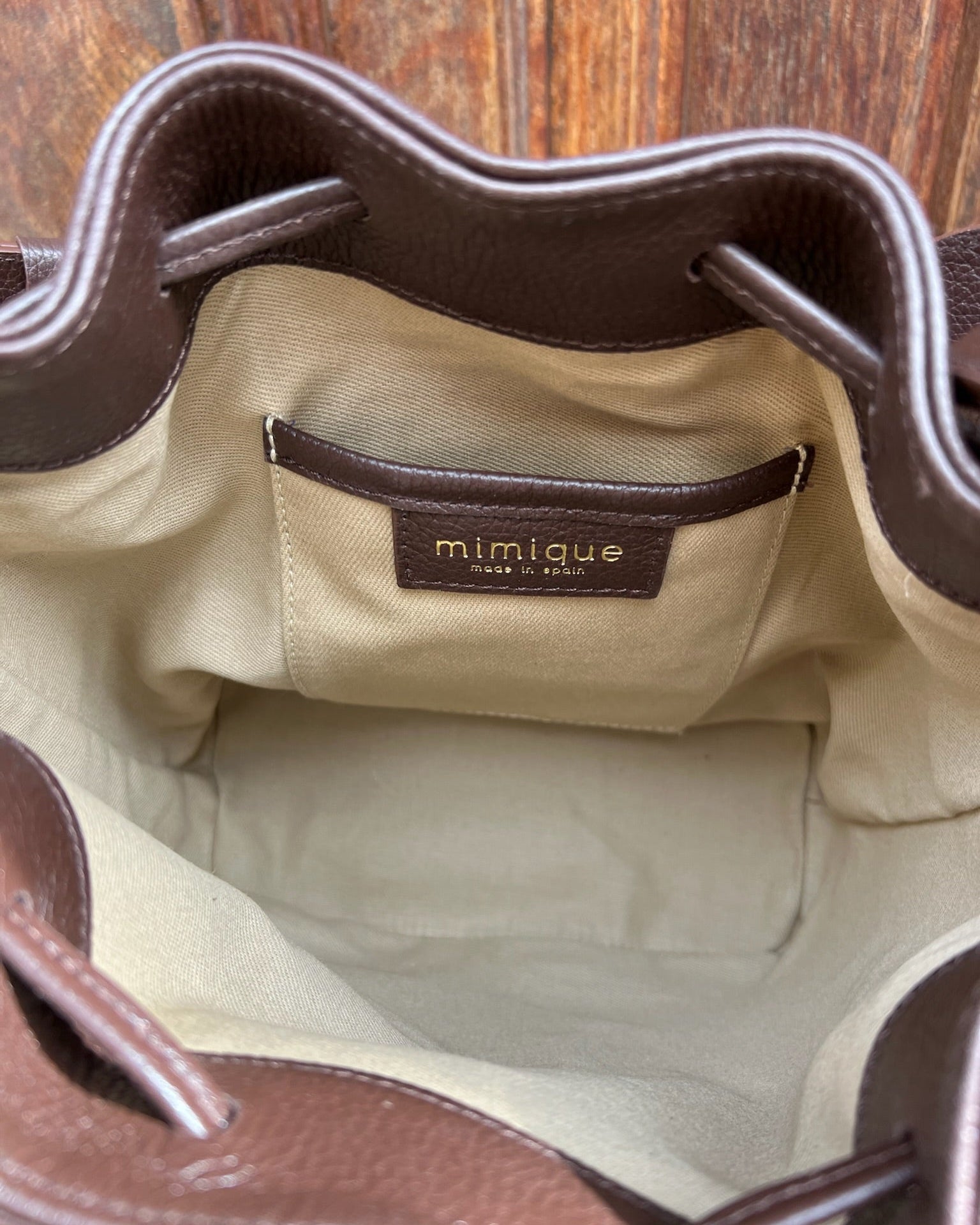 Bolso bombonera de piel para mujer Serín Mimique. Color marrón chocolate. Hecho en España