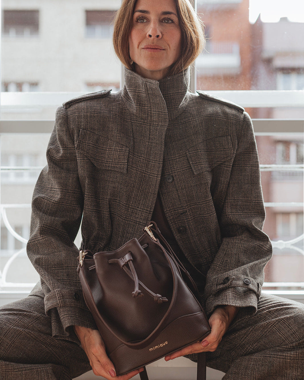 Bolso bombonera de piel para mujer Serín Mimique. Color marrón chocolate. Hecho en España