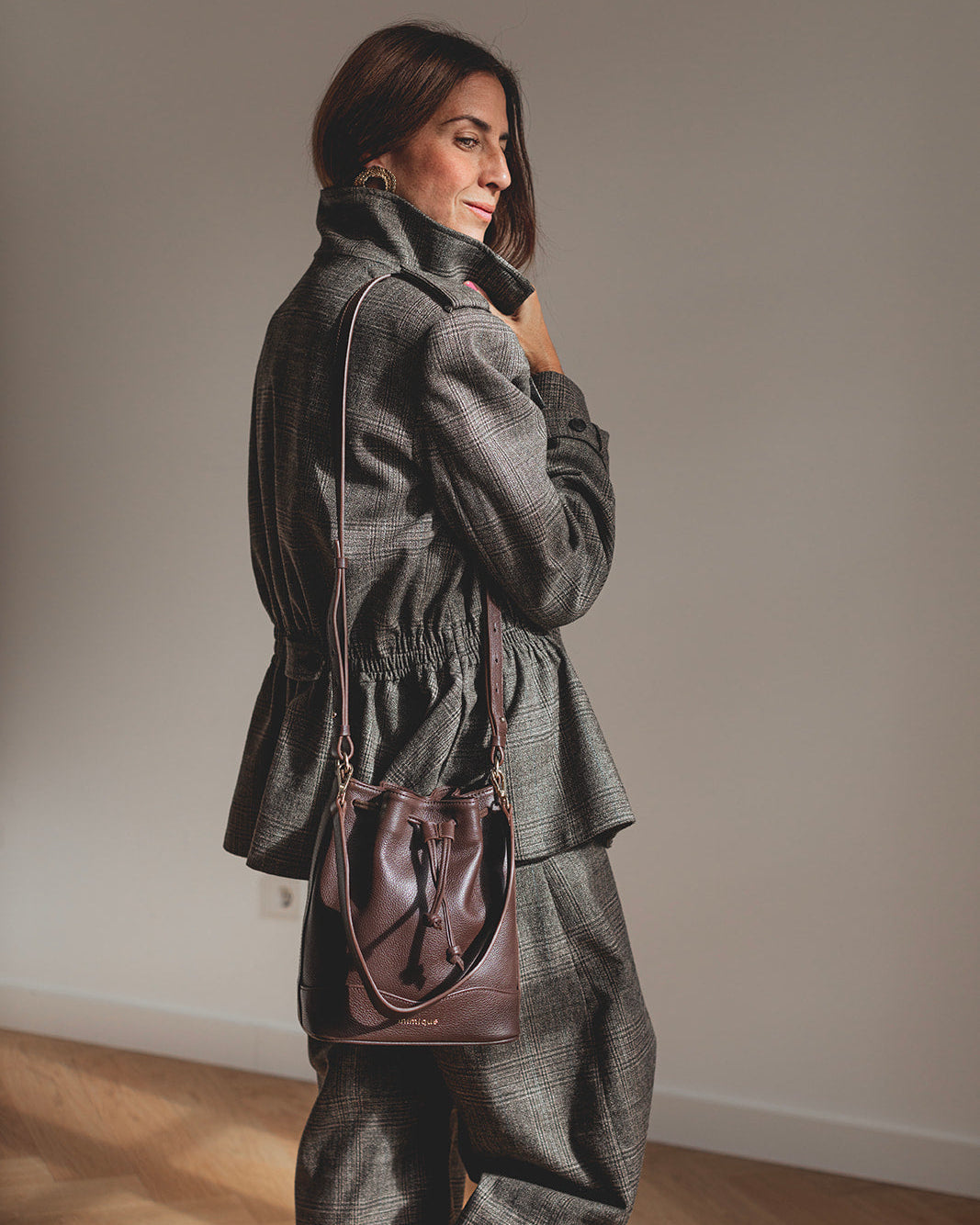 Bolso bombonera de piel para mujer Serín Mimique. Color marrón chocolate. Hecho en España