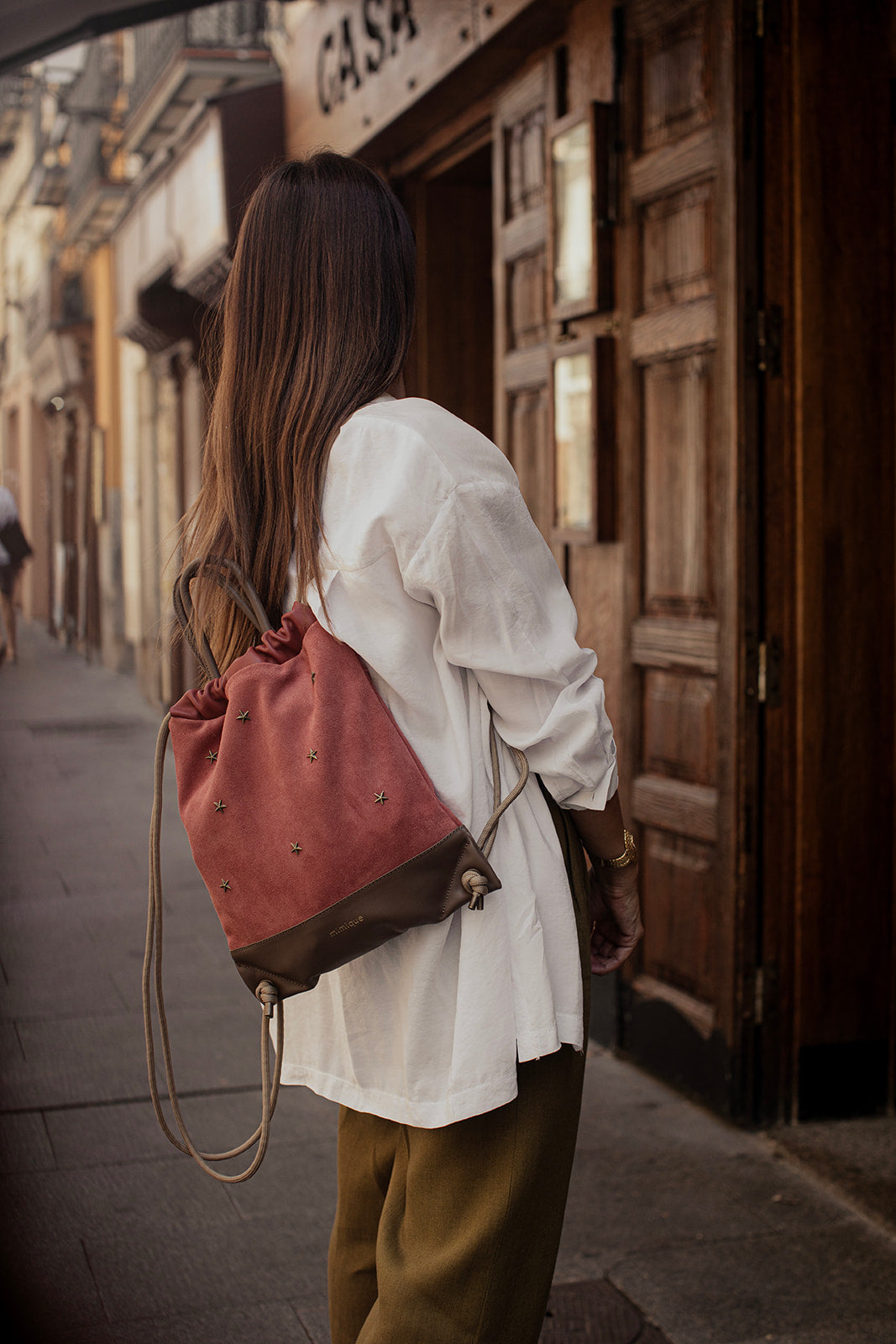 Mochila Bolso para mujer Tachuelas mini de Mimique. Piel color topo terracota