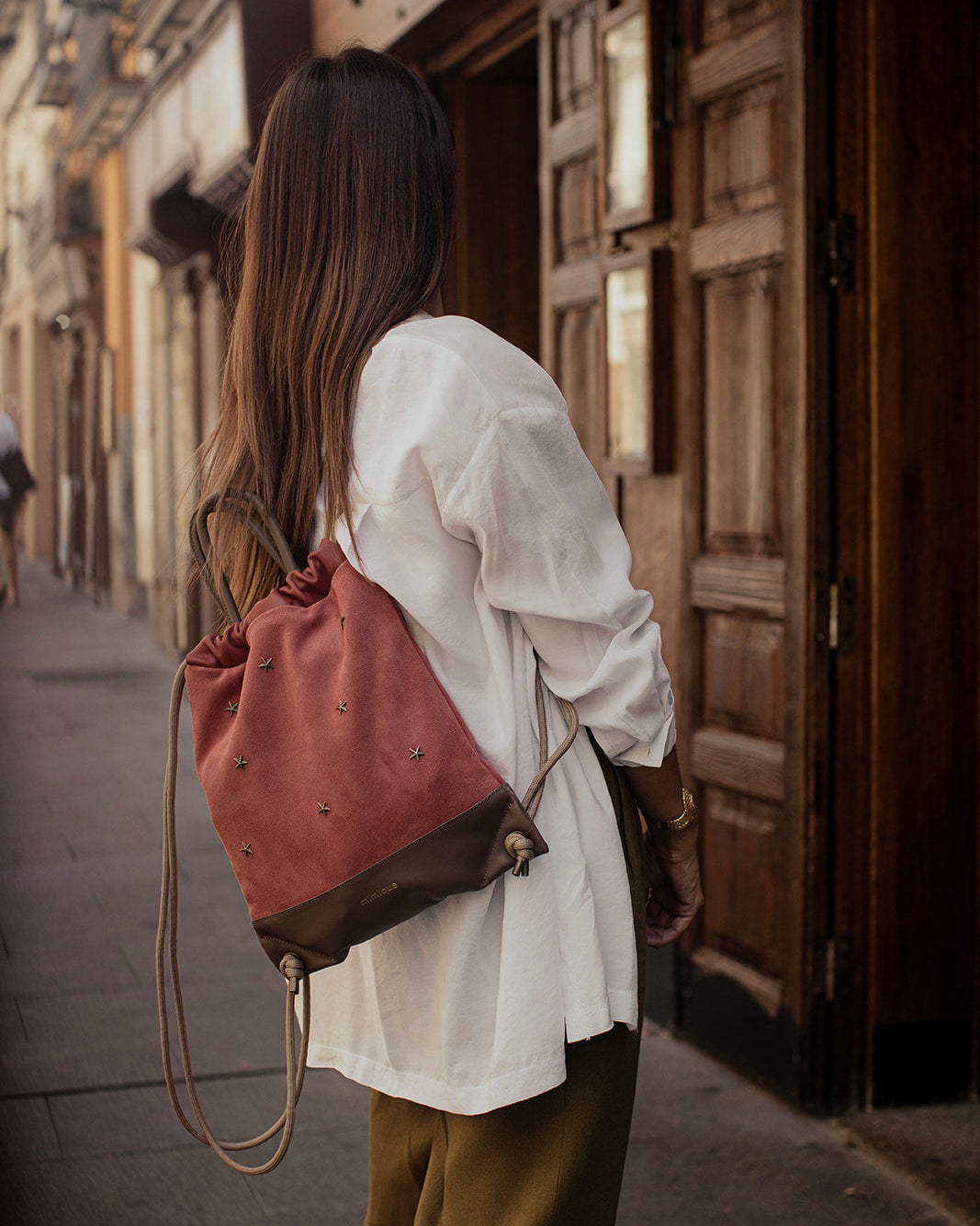 Mochila Bolso para mujer Tachuelas mini de Mimique. Piel color topo terracota