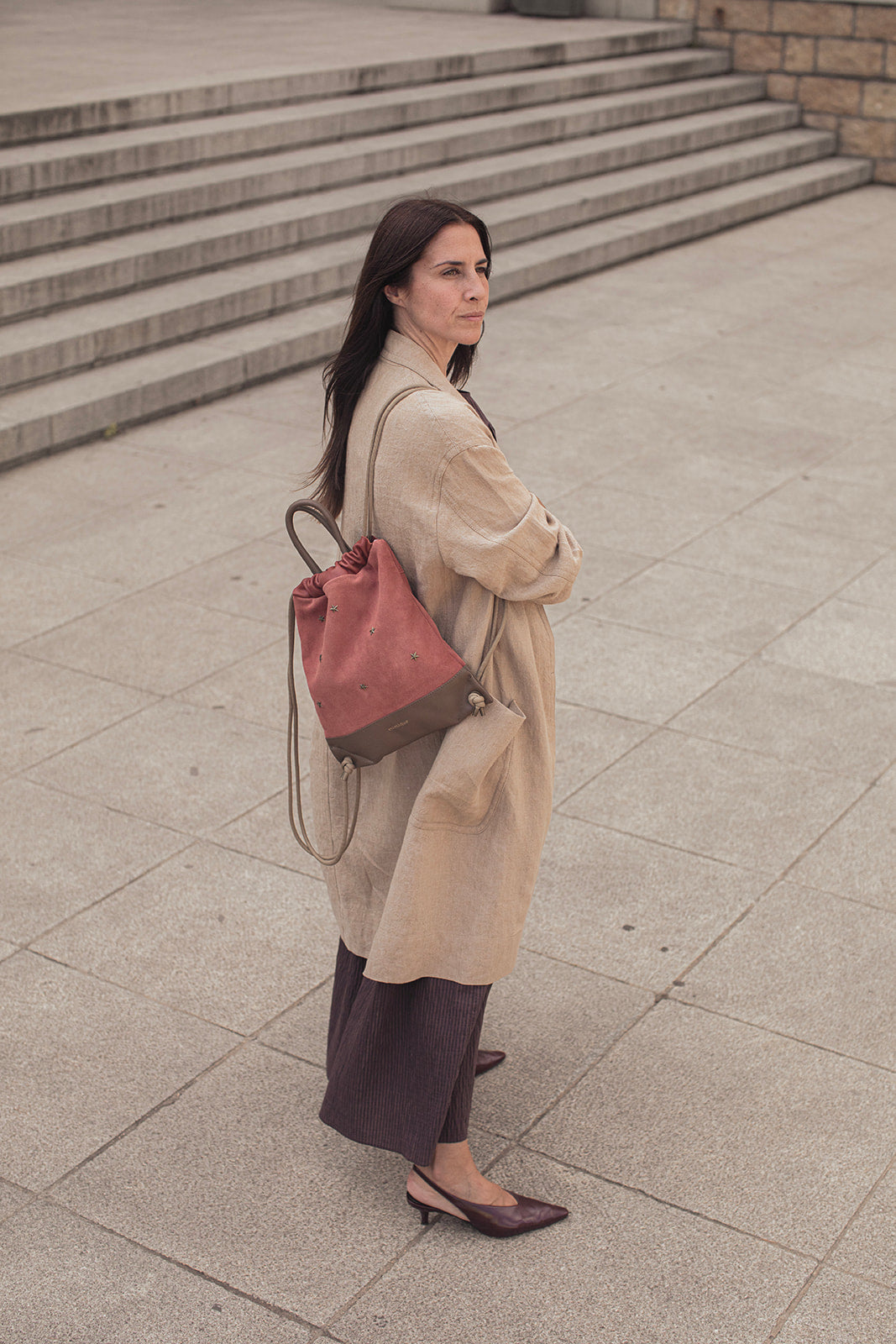 Mochila mediana mujer Tachuelas mini de Mimique. Piel color topo terracota