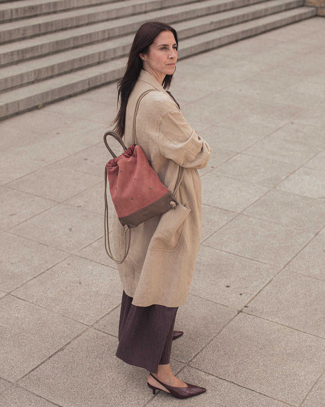 Mochila mediana mujer Tachuelas mini de Mimique. Piel color topo terracota