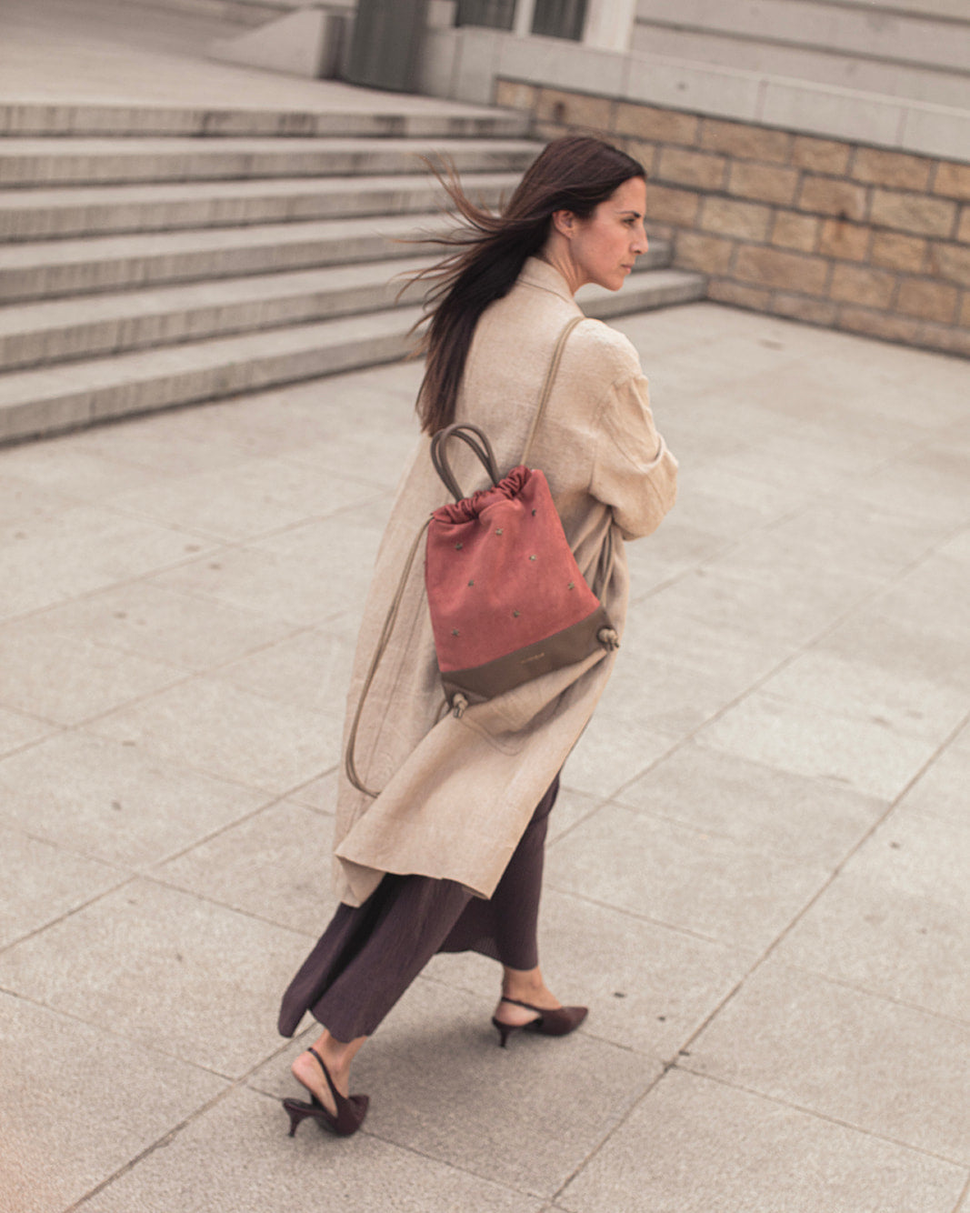 Mochila Bolso para mujer Tachuelas mini de Mimique. Piel color topo terracota