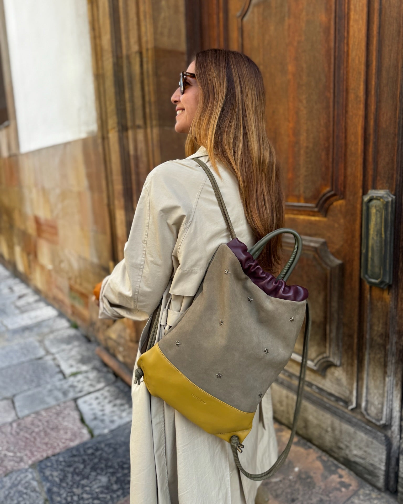 Mochila de piel para mujer Tachuelas Mimique color caqui. Calidad hecha en España