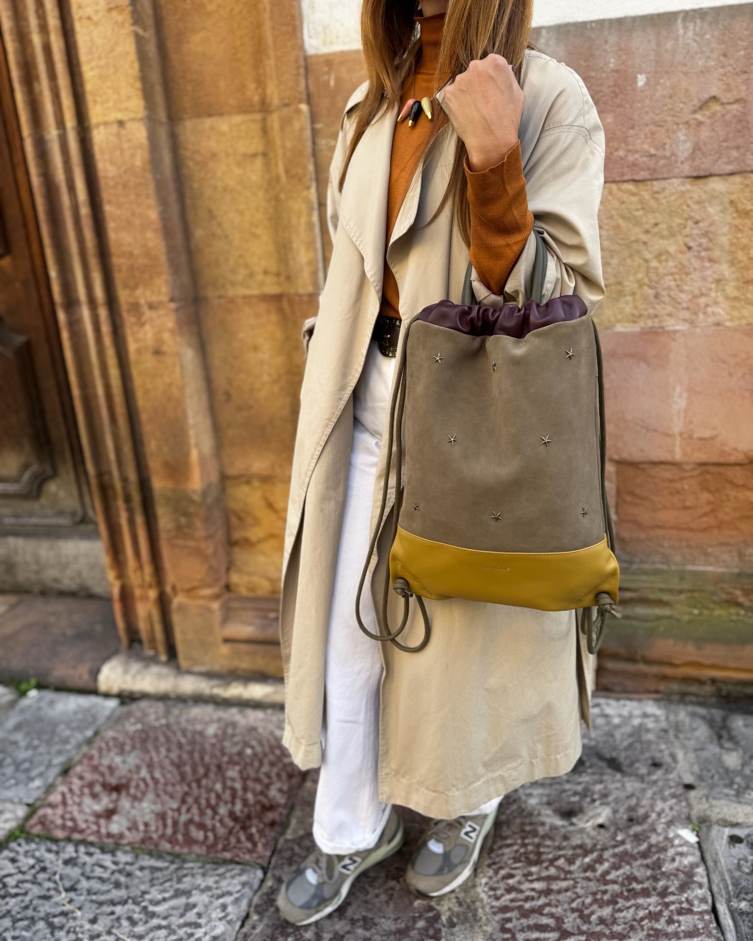 Mochila de piel para mujer Tachuelas Mimique color caqui. Calidad hecha en España