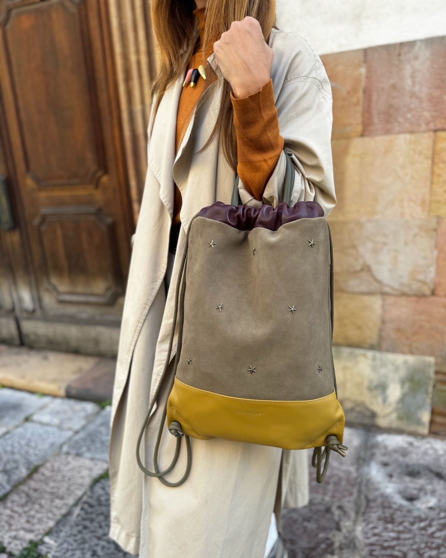 Mochila de piel para mujer Tachuelas Mimique color caqui. Calidad hecha en España