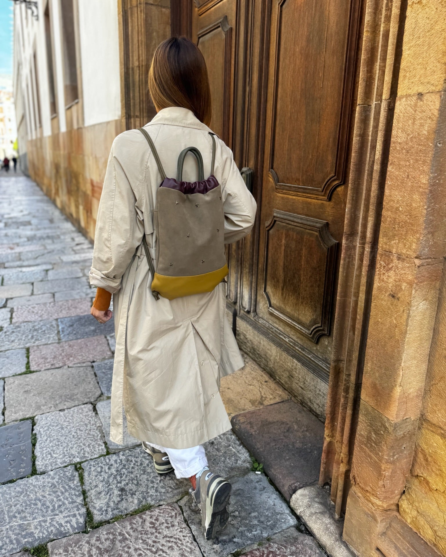Mochila de piel para mujer Tachuelas Mimique color caqui. Calidad hecha en España