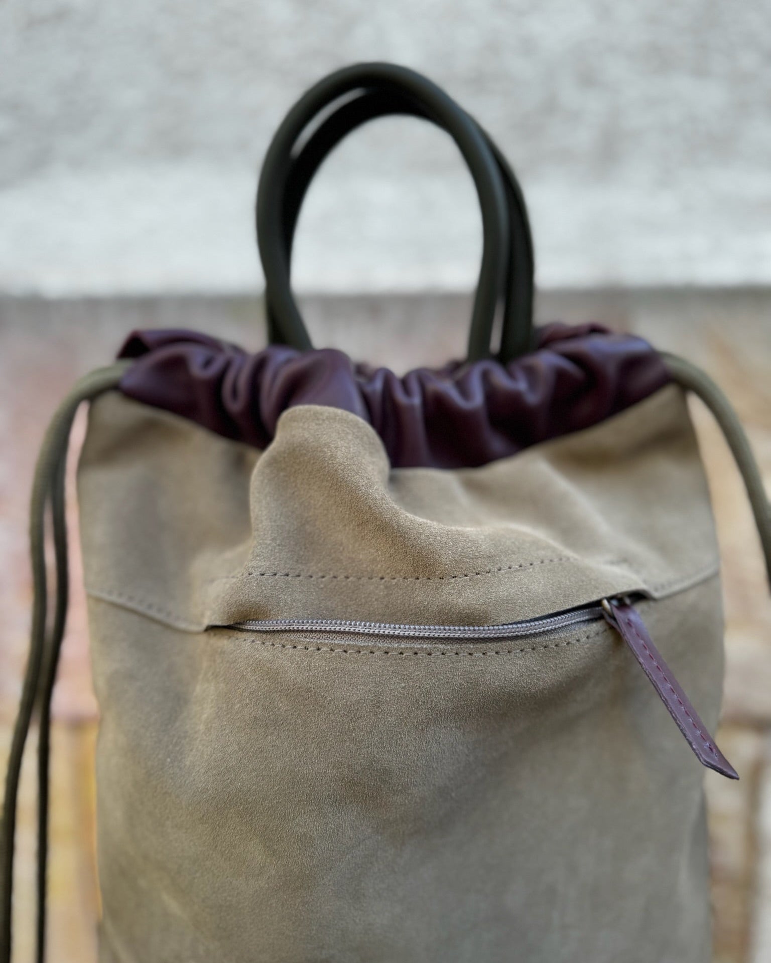 Mochila de piel para mujer Tachuelas Mimique color caqui. Calidad hecha en España