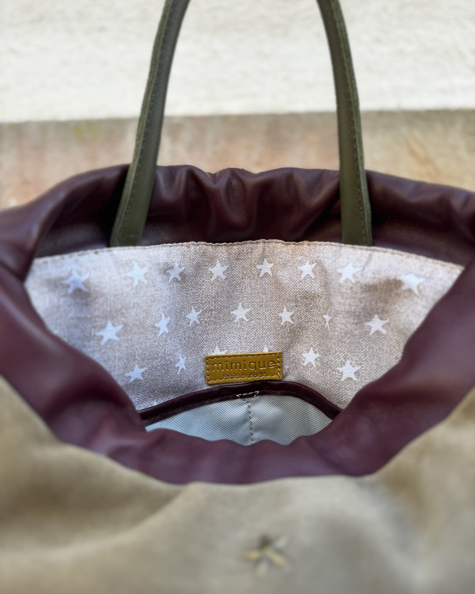 Mochila de piel para mujer Tachuelas Mimique color caqui. Calidad hecha en España