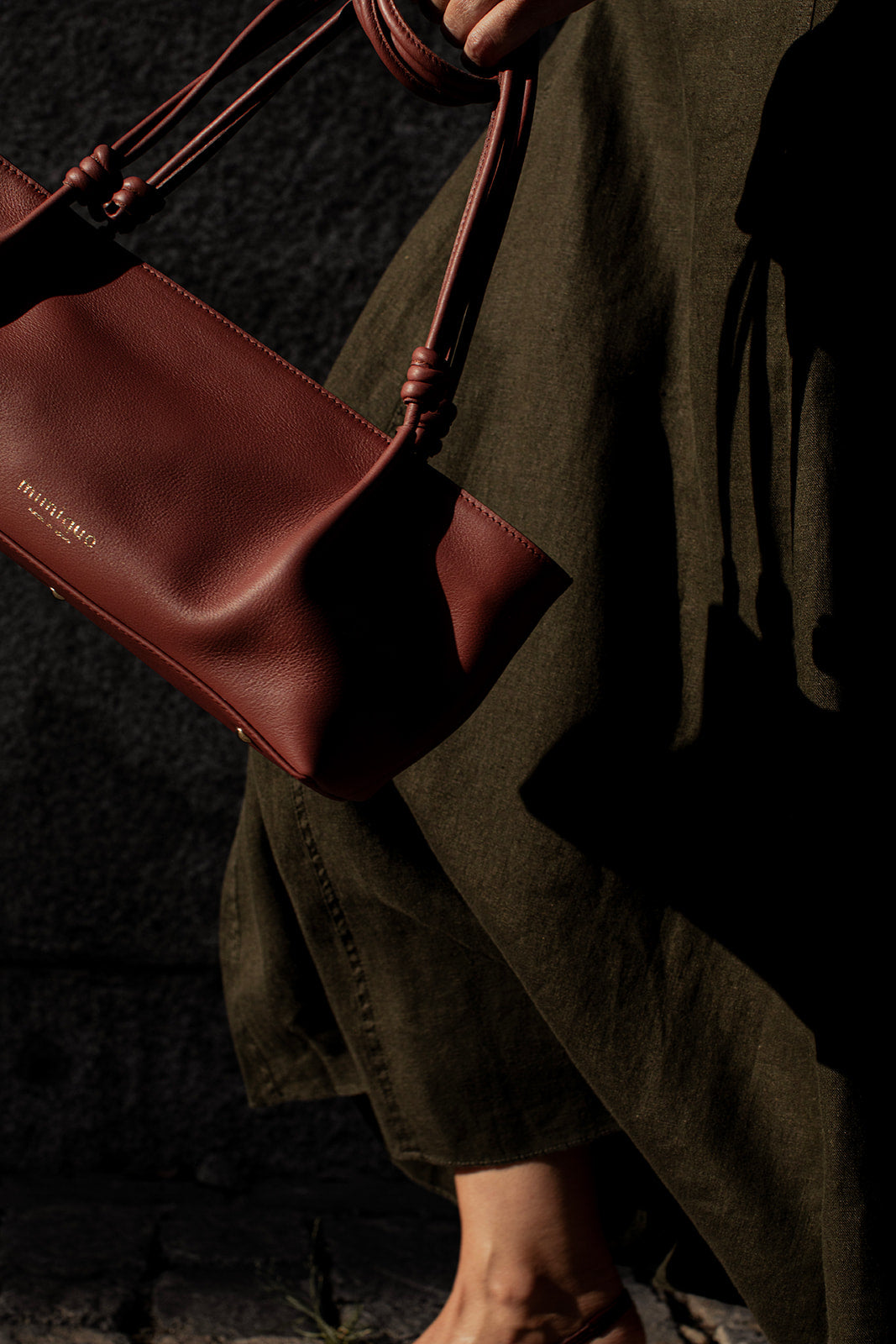 Bolso baguette Toranda de Mimique en piel color arcilla. Artesanía made in Spain