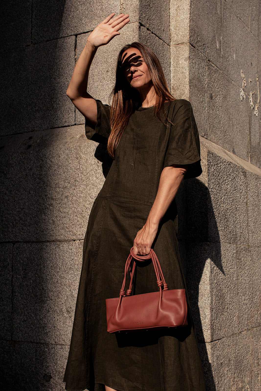 Bolso baguette Toranda de Mimique en piel color arcilla. Artesanía made in Spain