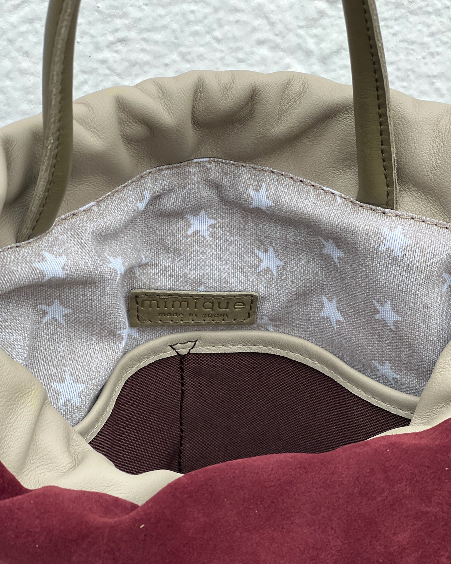 Mochila bolso piel ante burdeos para mujer Torimbia zero Mimique. Made in Spain