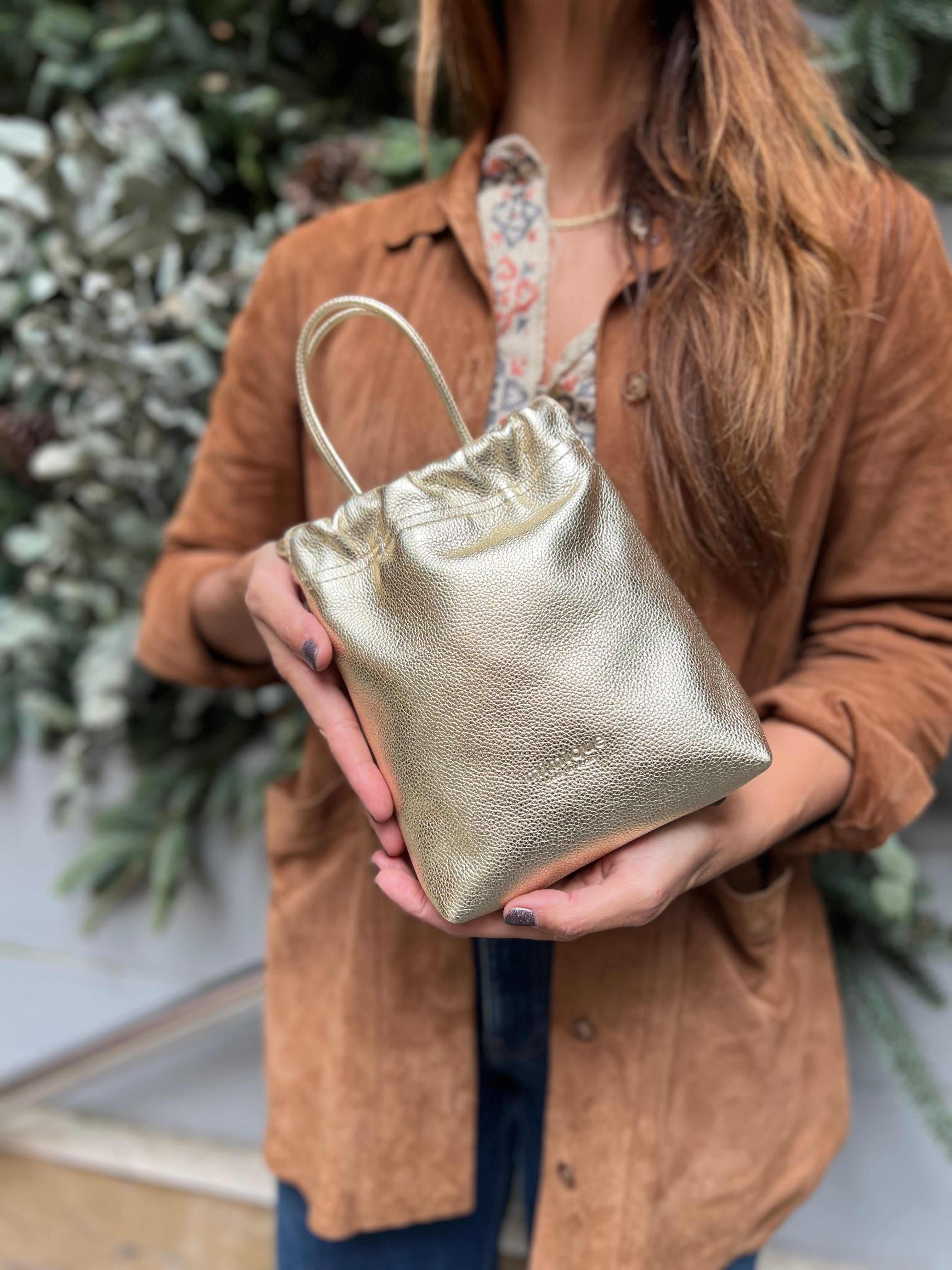 Mini Bolso bandolera de piel dorado Cue de Mimique. Hecho a mano en España. Gran capacidad