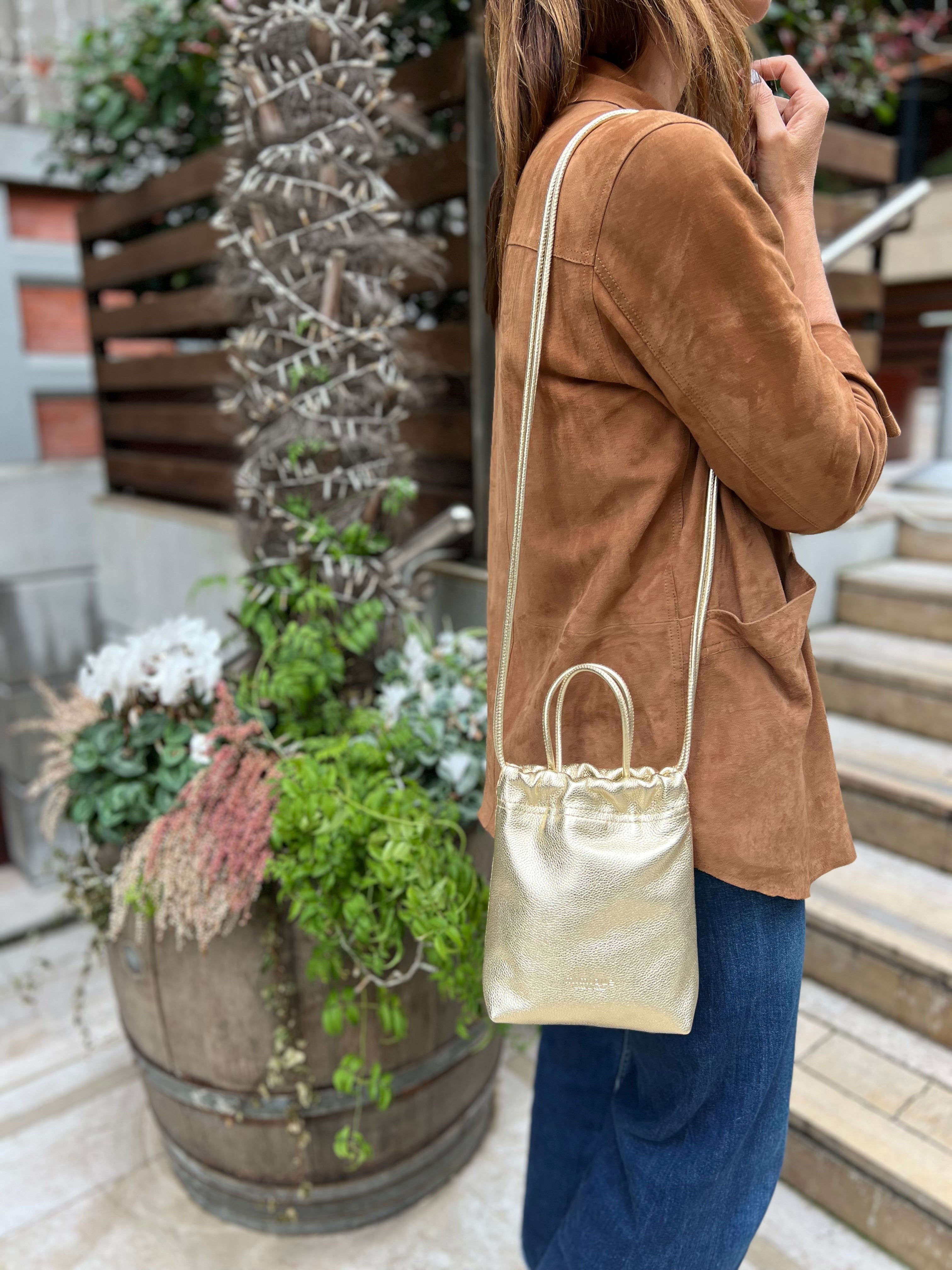 Bolso bandolera de piel dorado Cue de Mimique. Hecho a mano en España