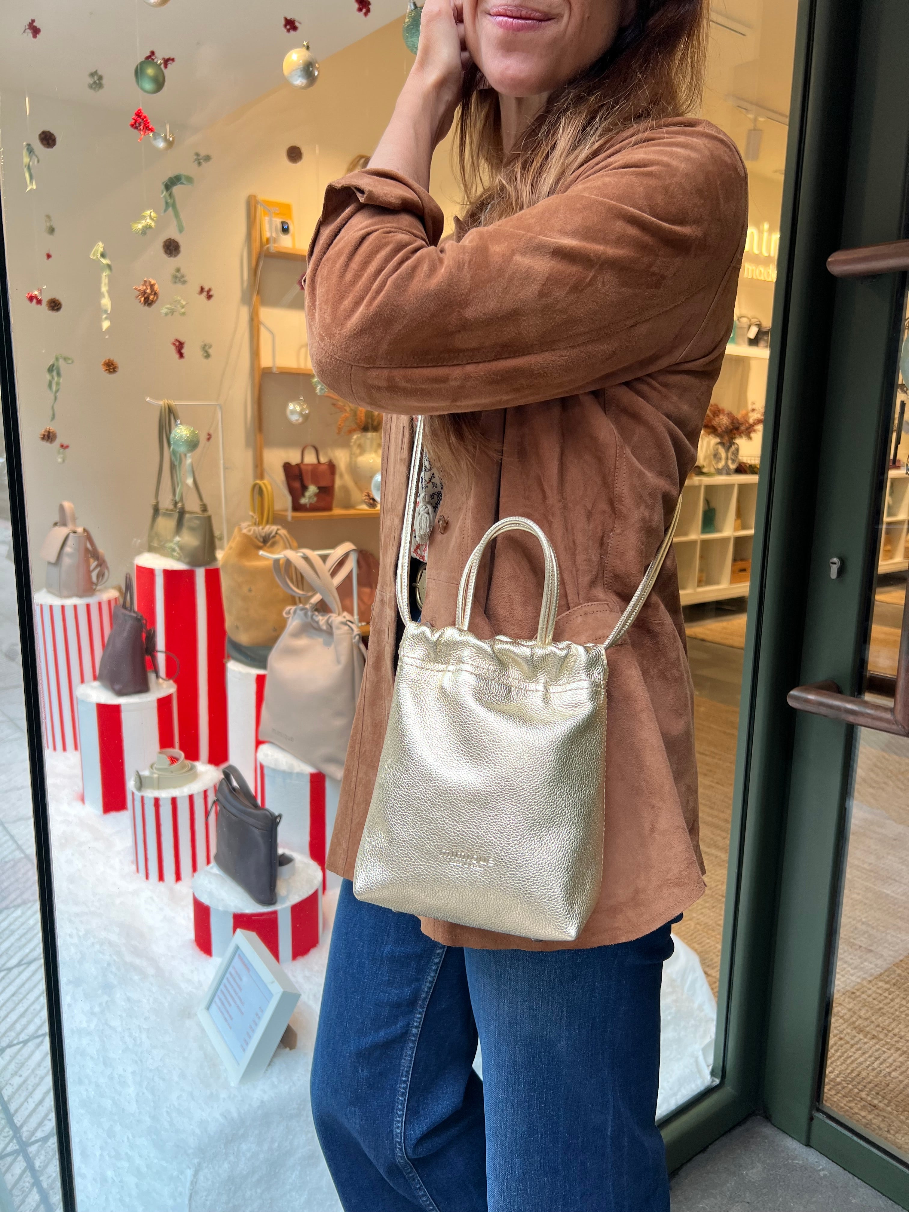 Bolso bandolera de piel dorado Cue de Mimique. Hecho a mano en España